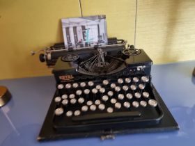 A Royal Portable American Black Typewriter 1930s (Apt 16)