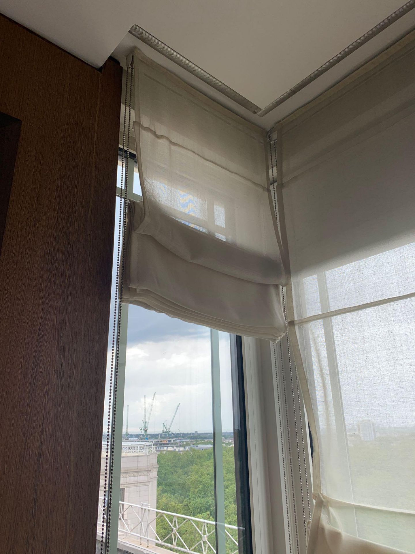 A Set Of 4 Cream Blinds In Tiered Fabric Dimensions Of 2 Side/Smaller Blinds: 54 x 30 Drop - Image 2 of 4
