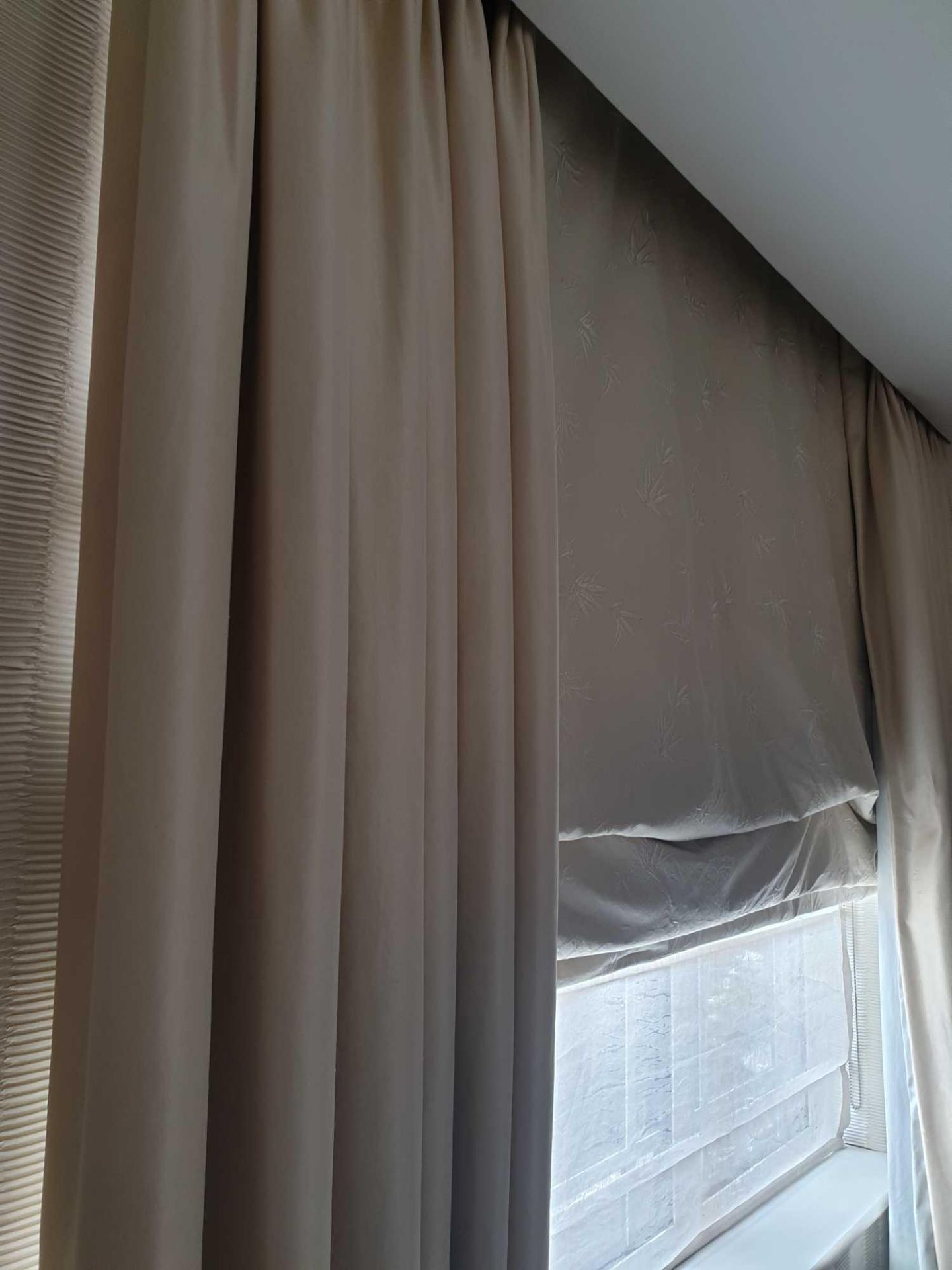 A Pair Of Silk Drapes Cream With A Pattened Silk Roman Blind 190 x 250cm (The Audley ) - Bild 2 aus 2