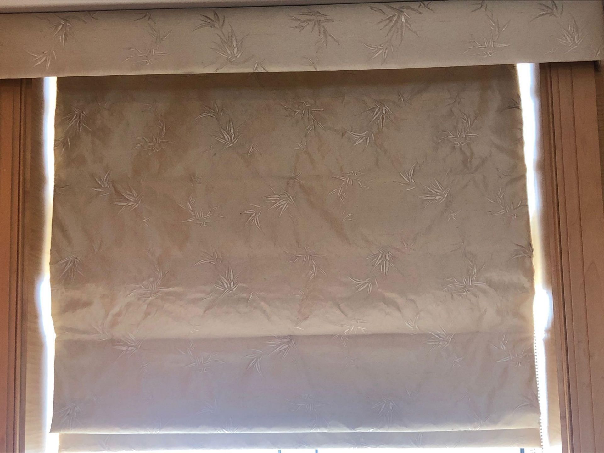 Cream Silk Roman Blind With Leaf Pattern And Small Pelmet 96 x 130cm (The Audley ) - Image 2 of 2