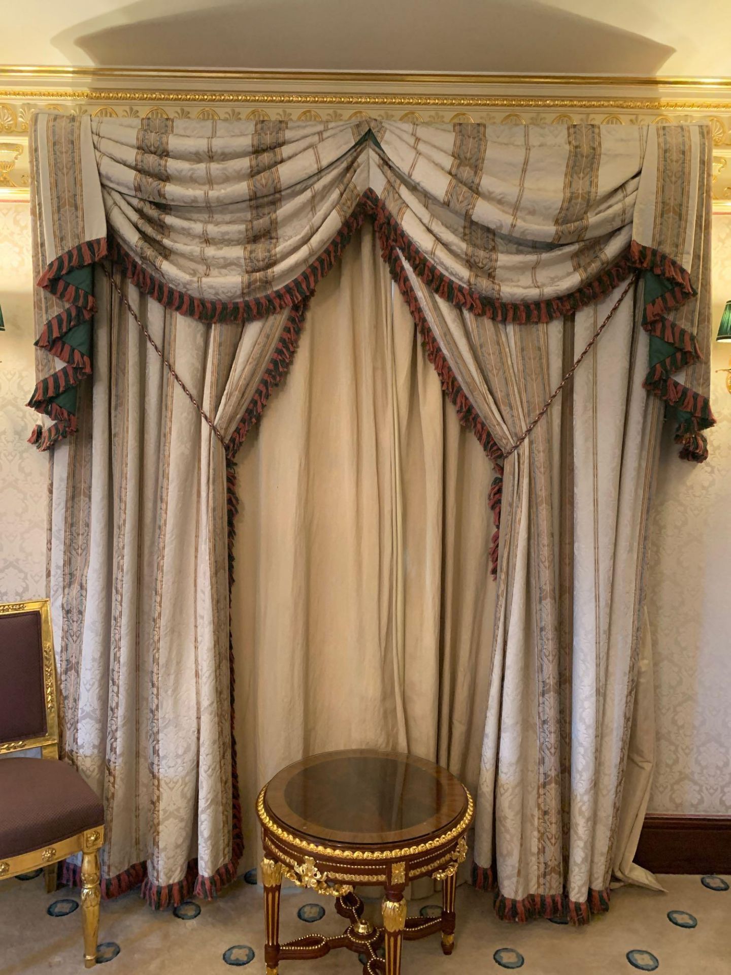 A Pair Of Cream Silk Drapes With Swags And Jabots In Gold Green And Pink Detail With Tassels And - Bild 3 aus 3