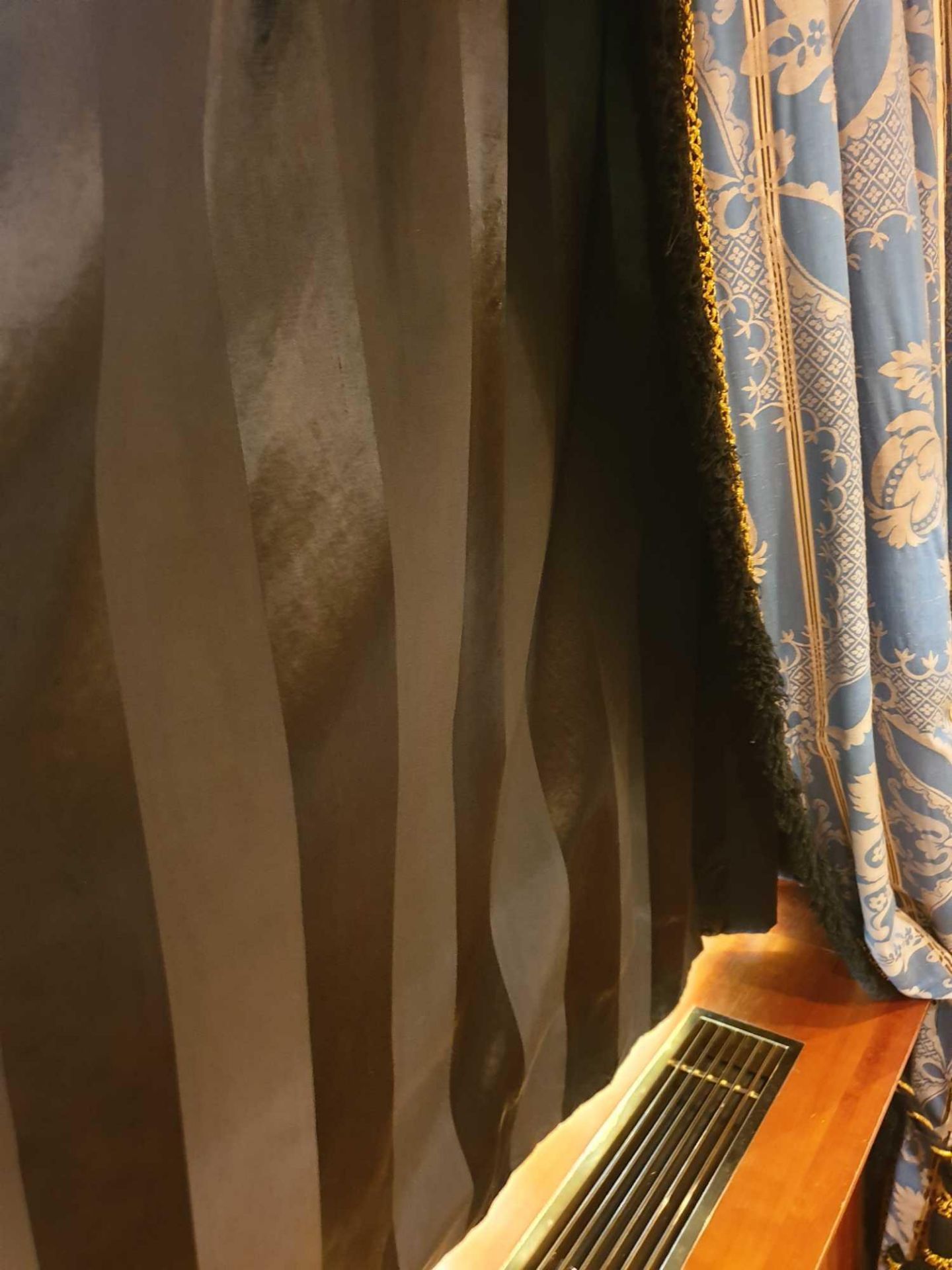 A Pair Of Silk Drapes Blue Gold And Brown With Tassel Trim 190 x 250cm (Suri Bedroom off study) - Bild 3 aus 4