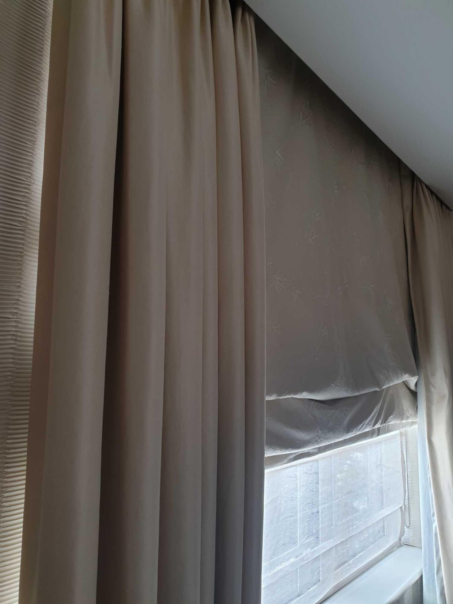 A Pair Of Silk Drapes Cream With A Pattened Silk Roman Blind 190 x 250cm (The Audley ) - Image 2 of 4