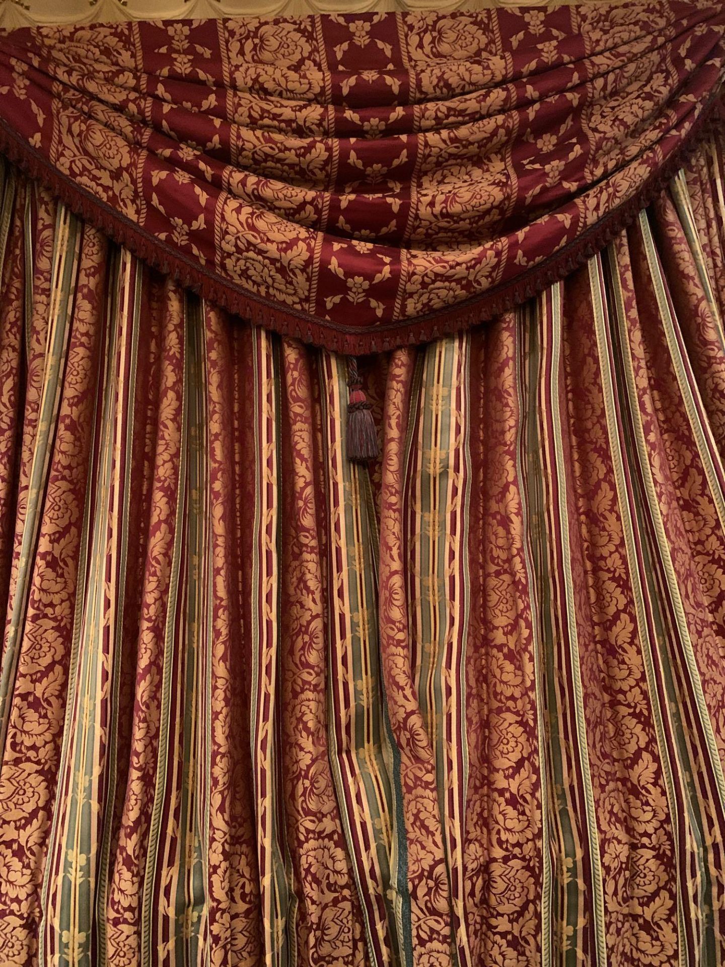 A Pair Of Silk Drapes Jabots And Swags Gold With Green Trim And Red And Green Patterned 230 x - Image 5 of 5