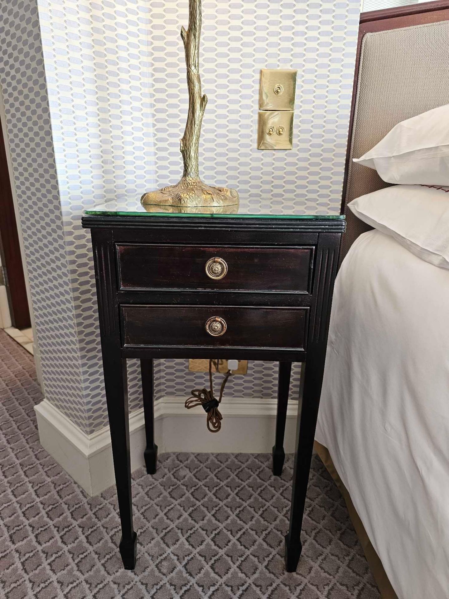 A Pair Of Two Drawer Bedside Cabinets With Mirrored Tops On Tapered Legs 40 x 29 x 68cm (Room 816) - Image 2 of 3