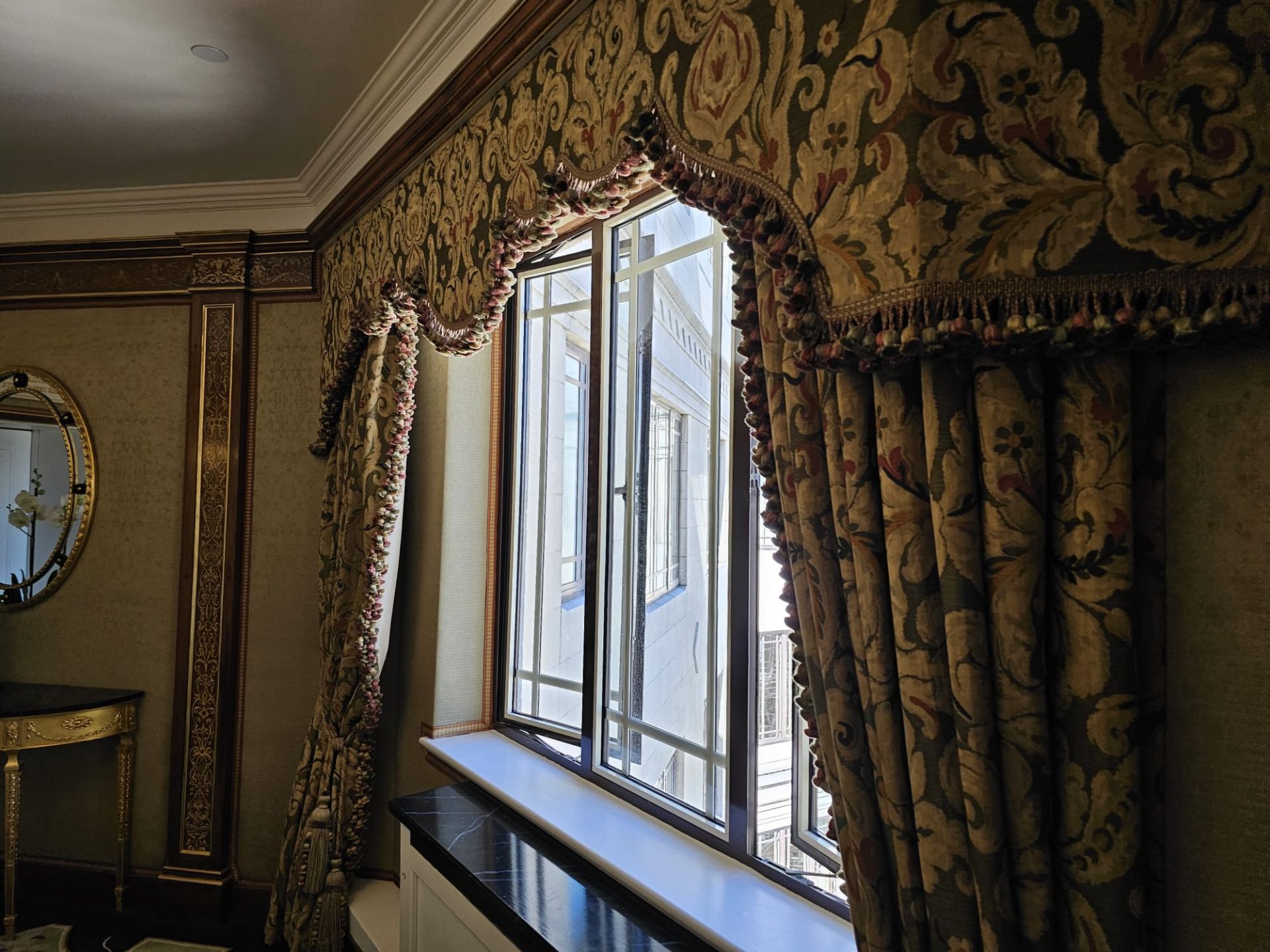 A Pair Of Fully Lined Floral Patterned Heavy Drapes The Fabric In Green And Beige Complete With - Image 6 of 6