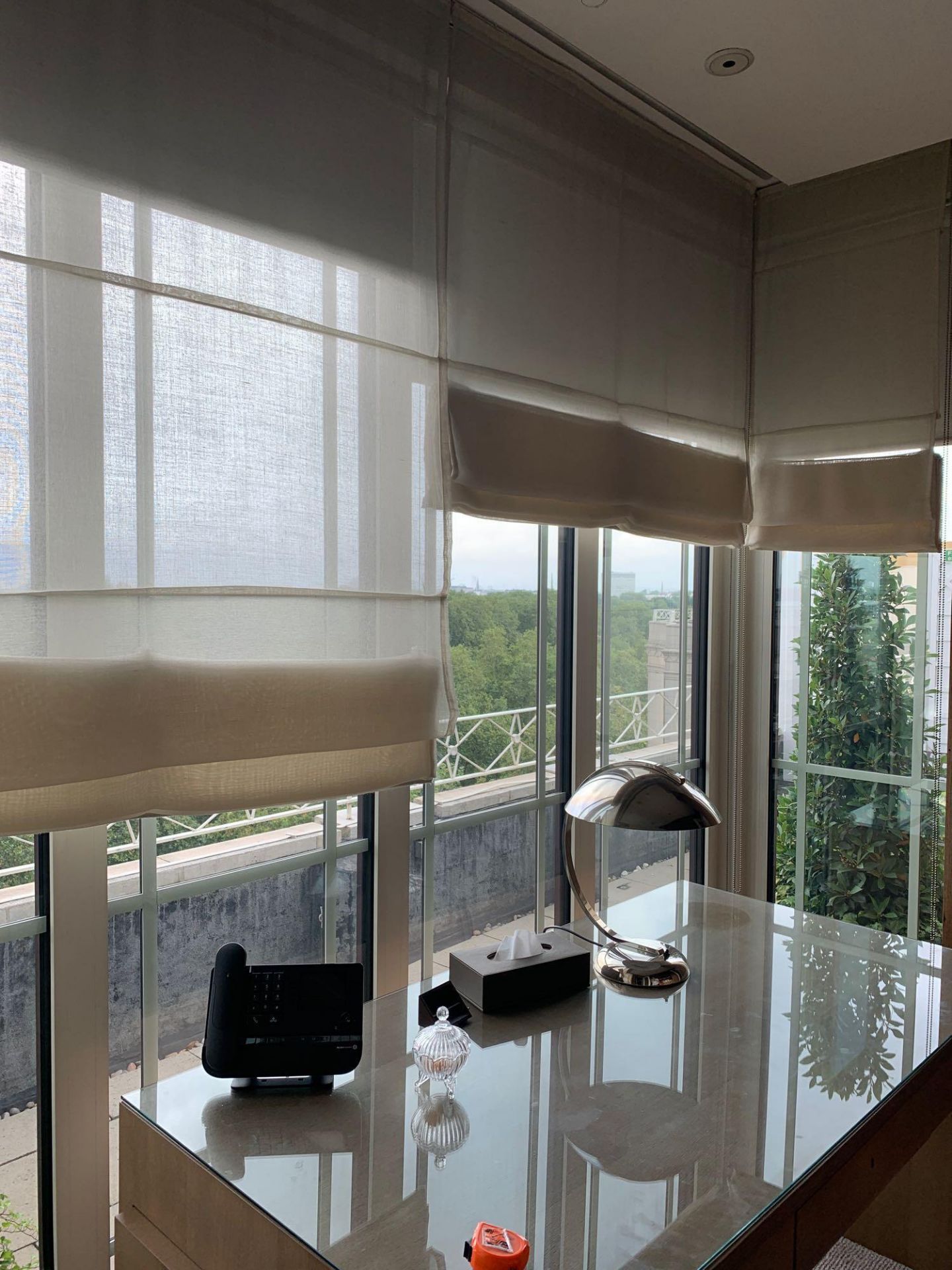 A Set Of 4 Cream Blinds In Tiered Fabric Dimensions Of 2 Side/Smaller Blinds: 54 x 30 Drop - Image 4 of 4