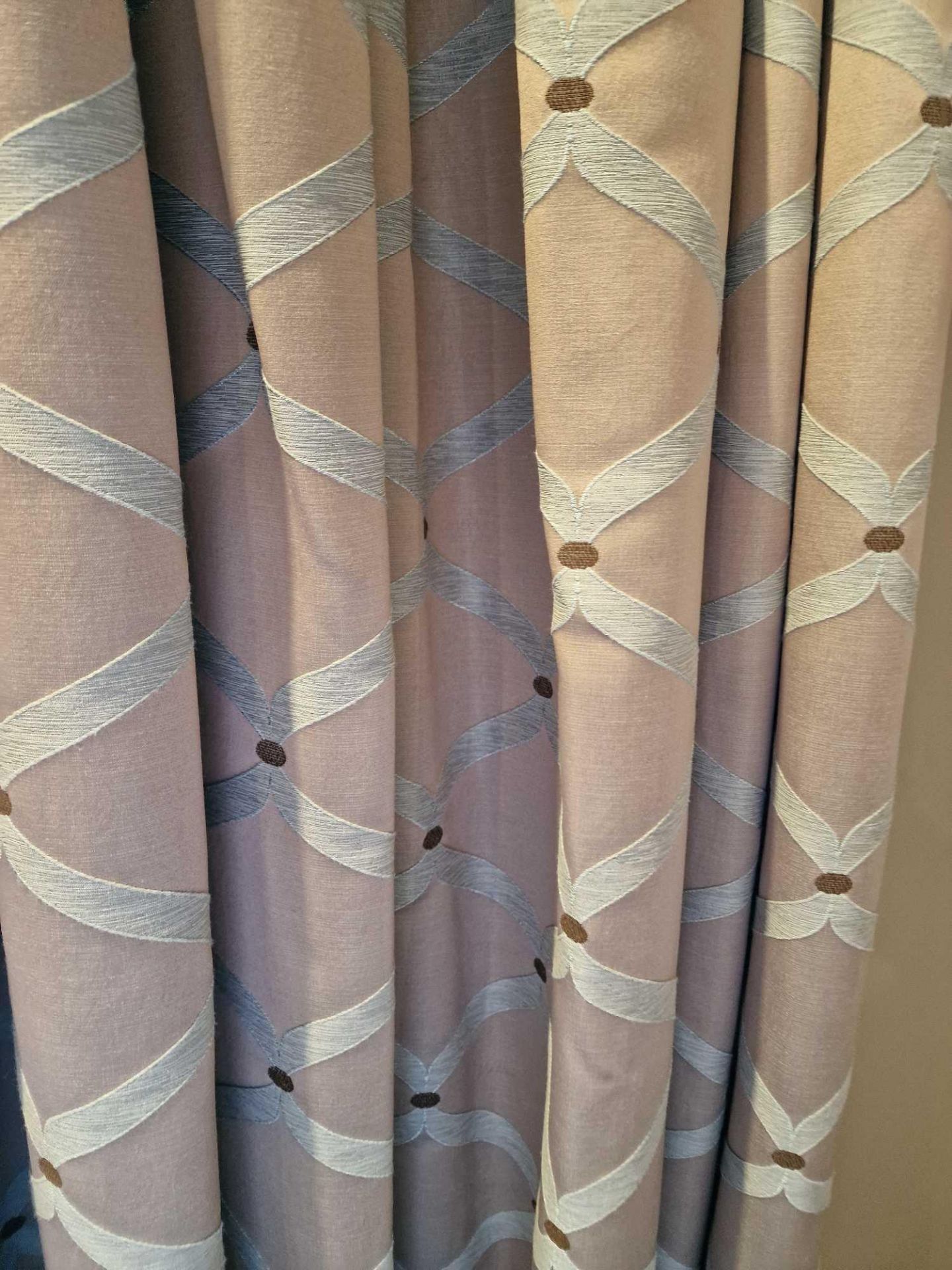 A pair of drapes with pelmet fully lined thermal black out pinch pleat top spans 220 x 205cm ( - Image 2 of 2