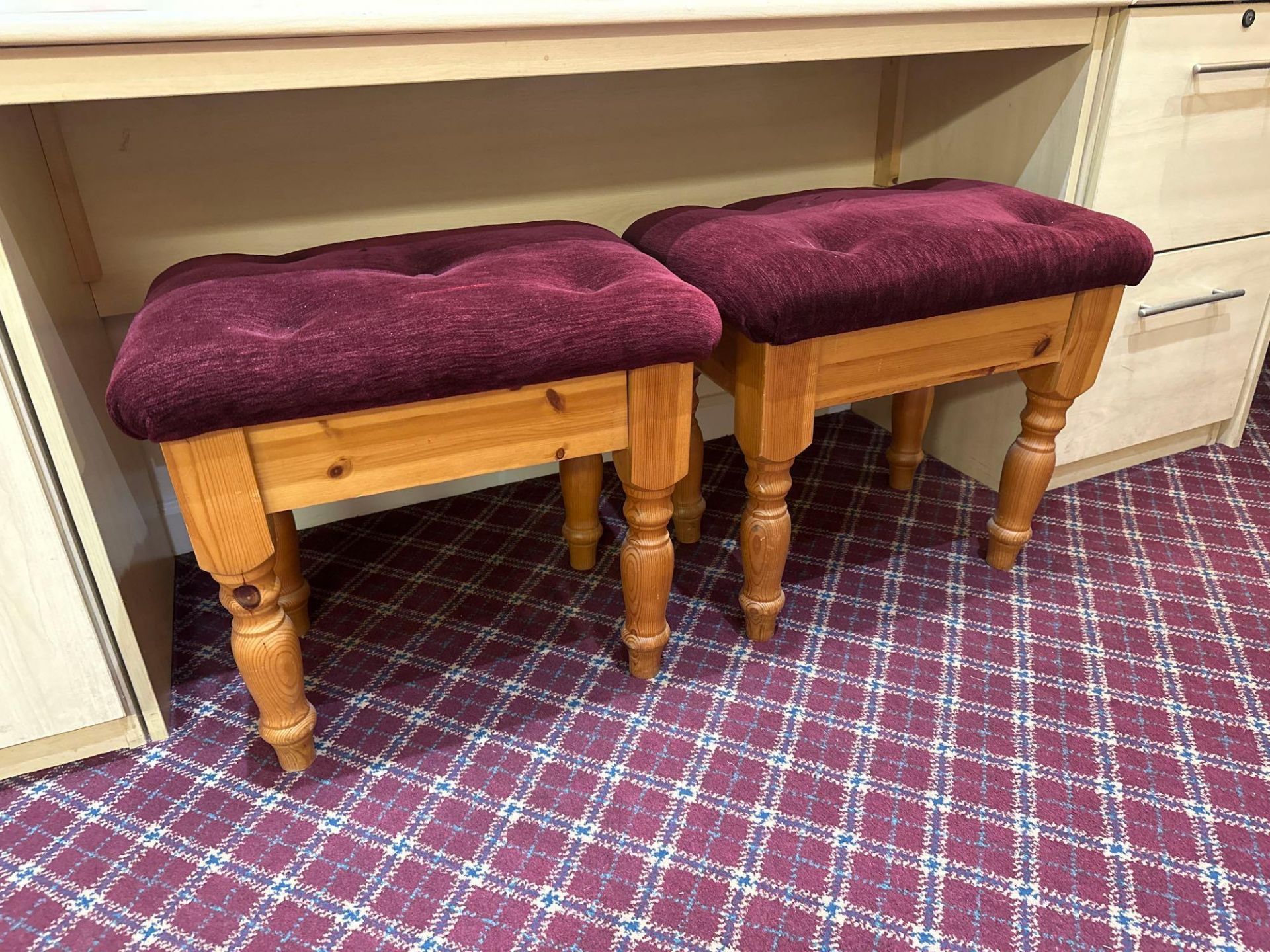 4 x pine upholstered mauve seat pad stools 40 x 55 x 50cm ( Location: ladies locker room ) - Image 2 of 4