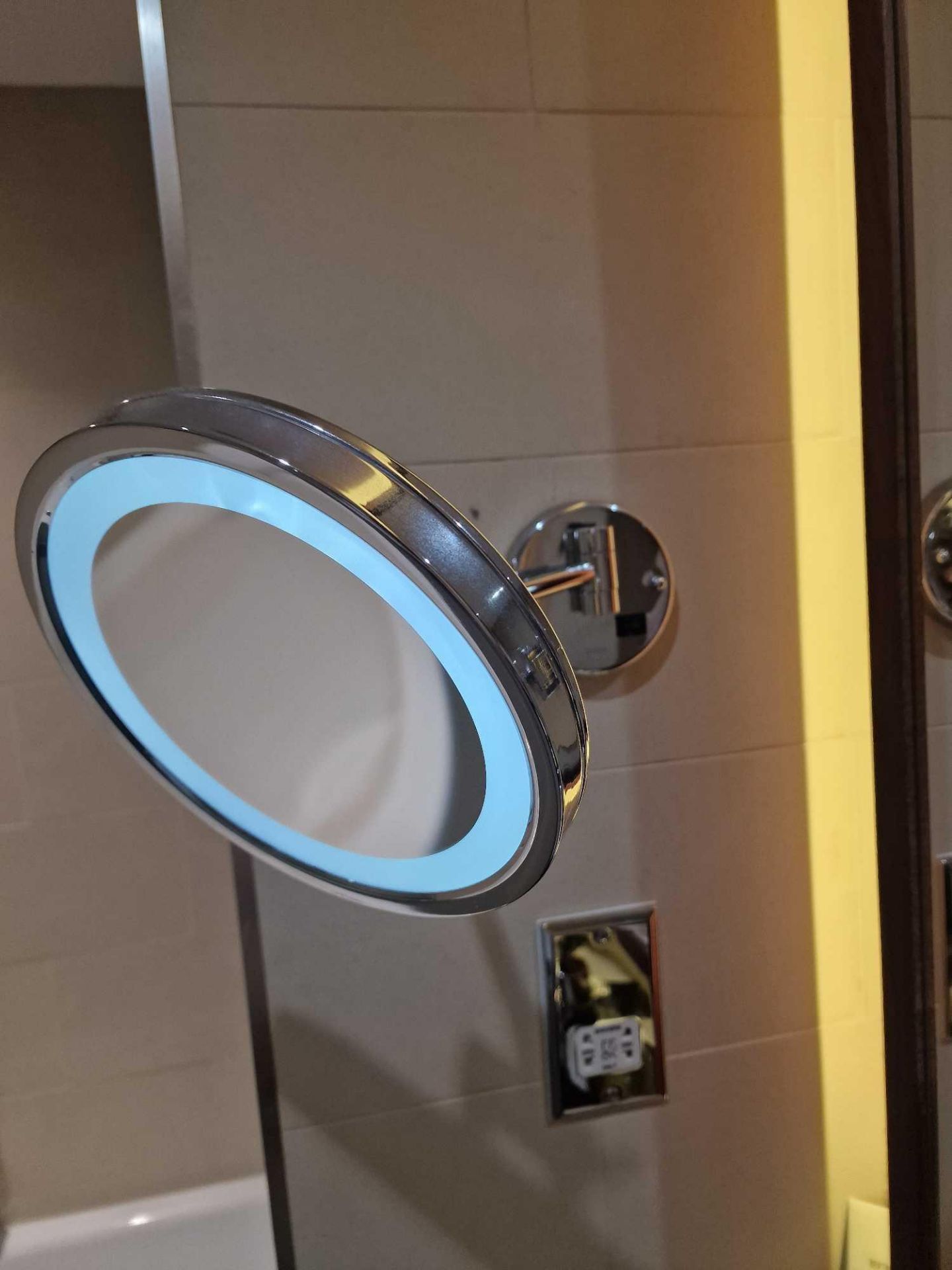 Geesa swivel arm chrome illuminated shaving mirror ( Location : 222)