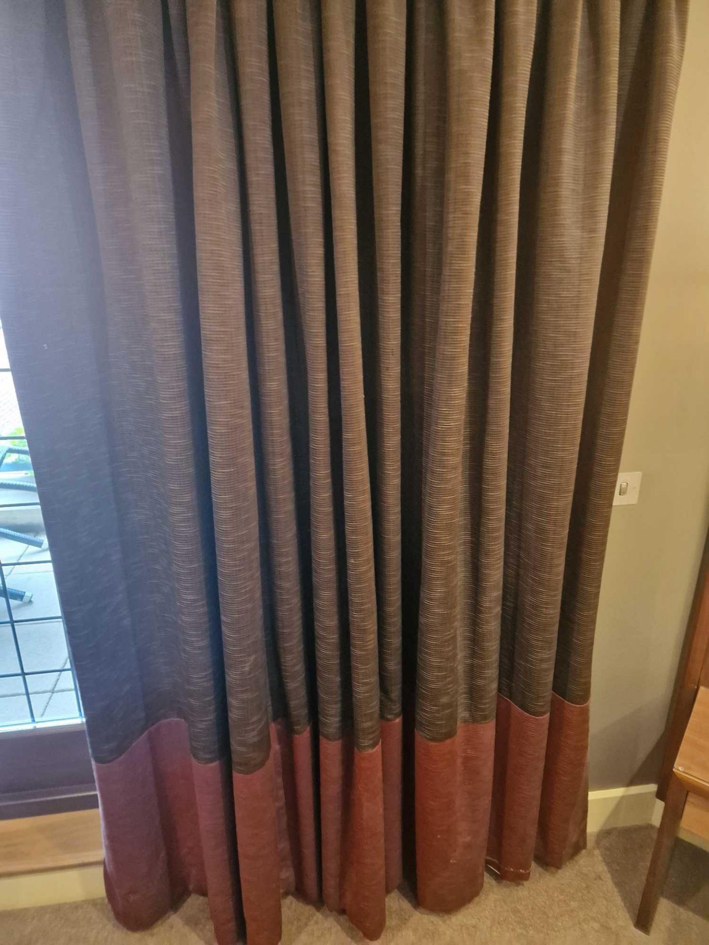 A pair of drapes with pelmet fully lined thermal black out pinch pleat top spans 365 x 200cm ( - Image 2 of 3