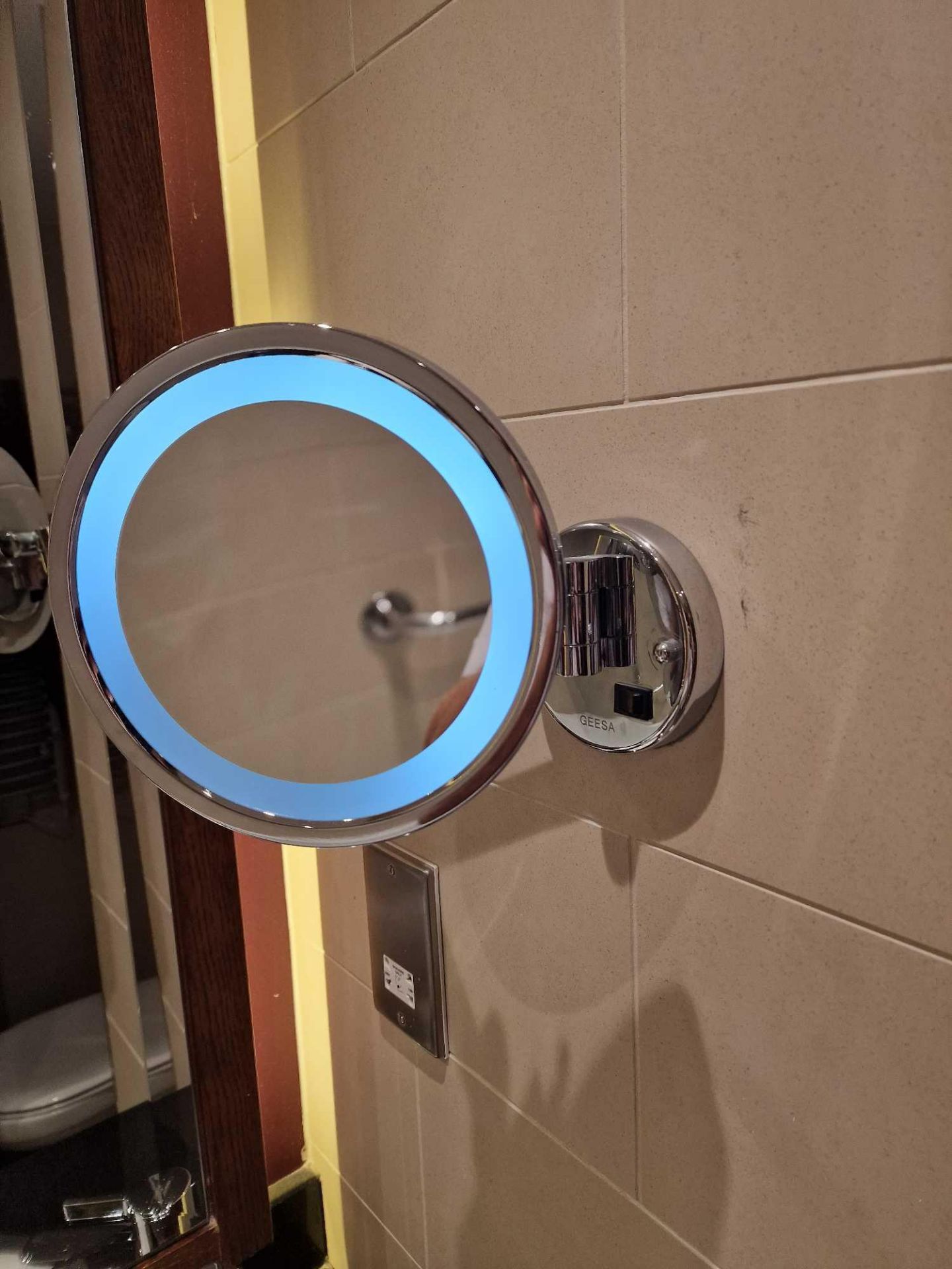 Geesa swivel arm chrome illuminated shaving mirror ( Location : 7)