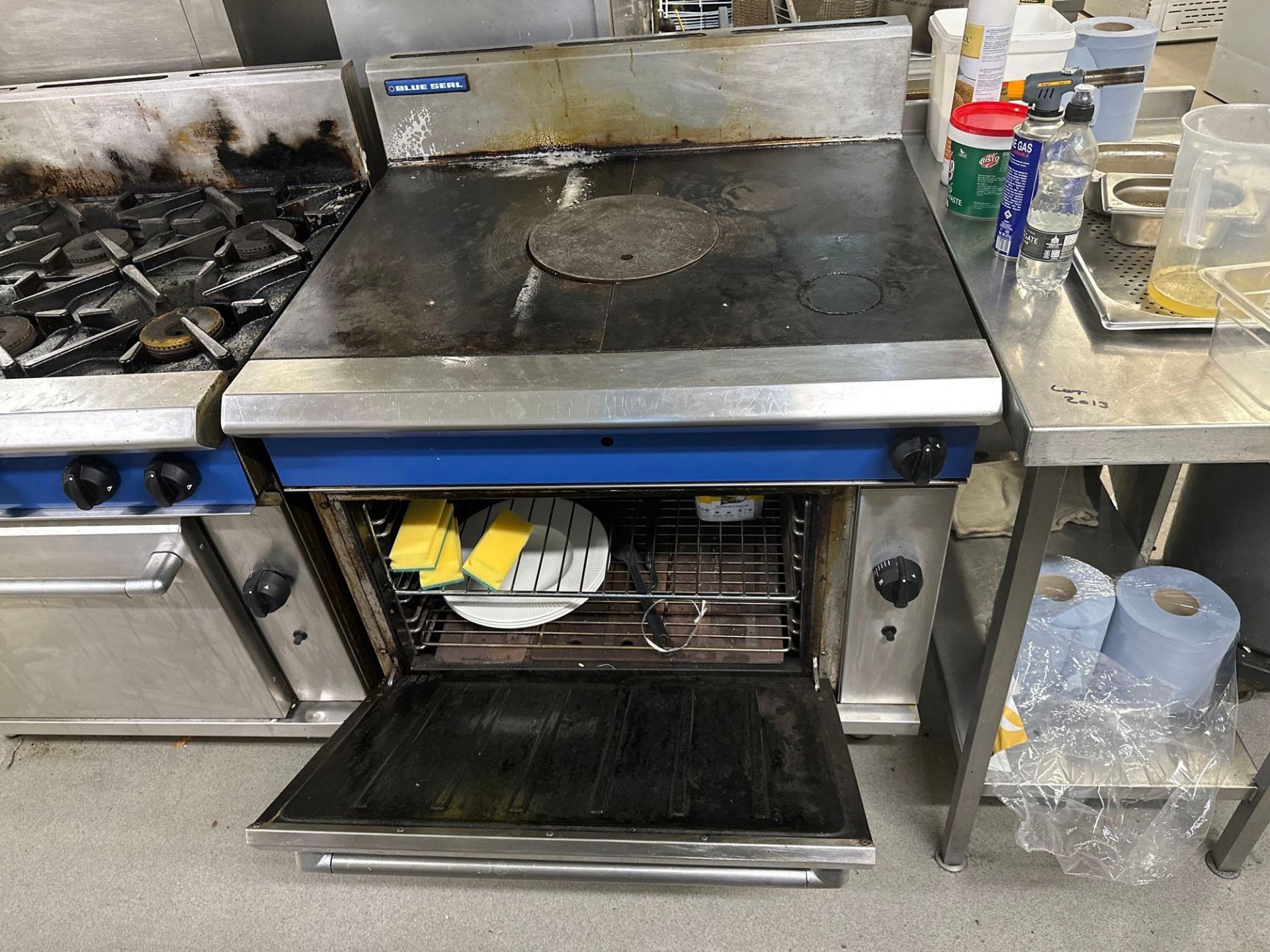 Blue Seal Natural Gas Target Top Oven 900mm gas target top oven range 2/1 GN gas static oven Gas - Image 4 of 4