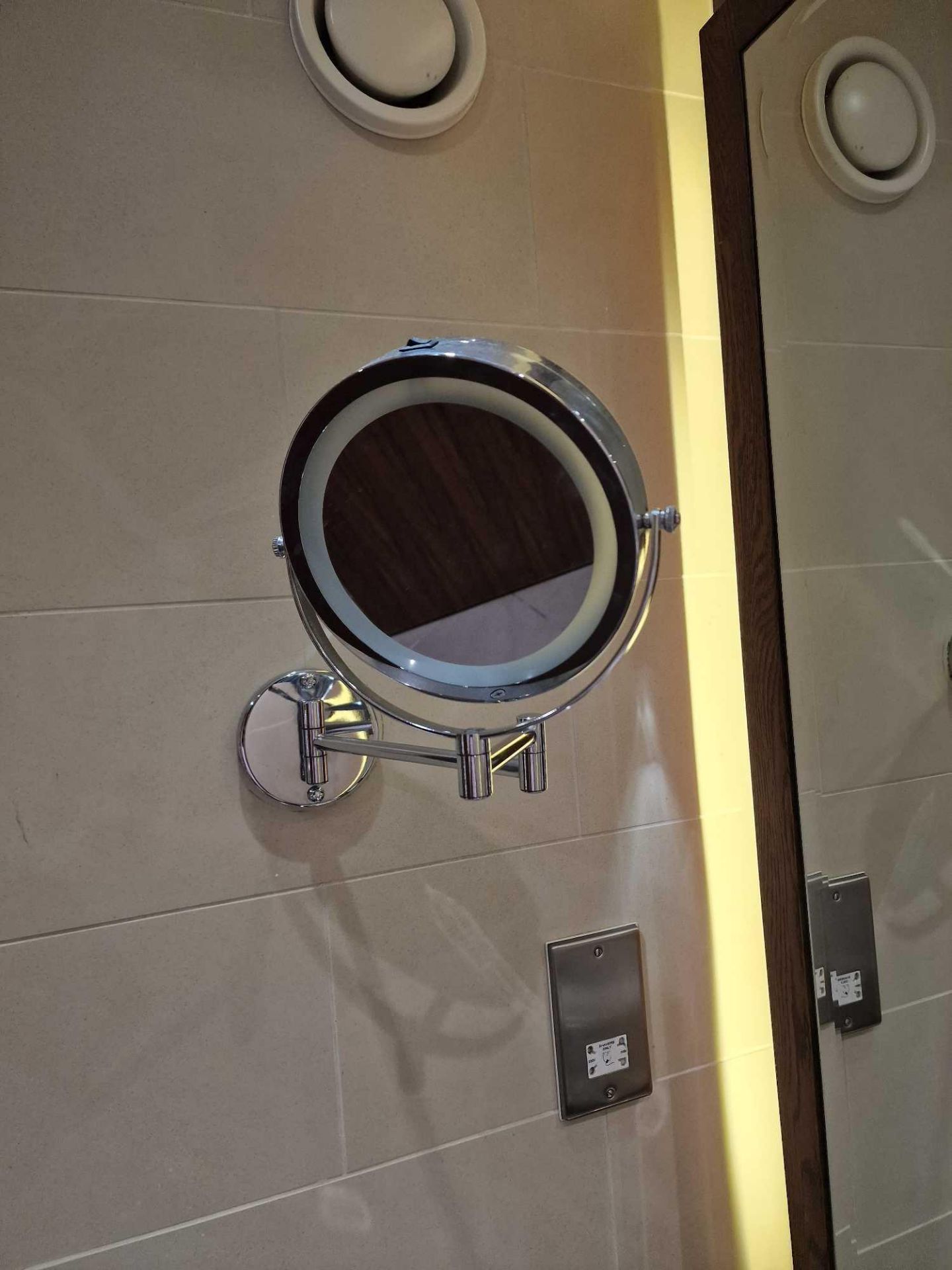 Geesa swivel arm chrome illuminated shaving mirror ( Location : 8)