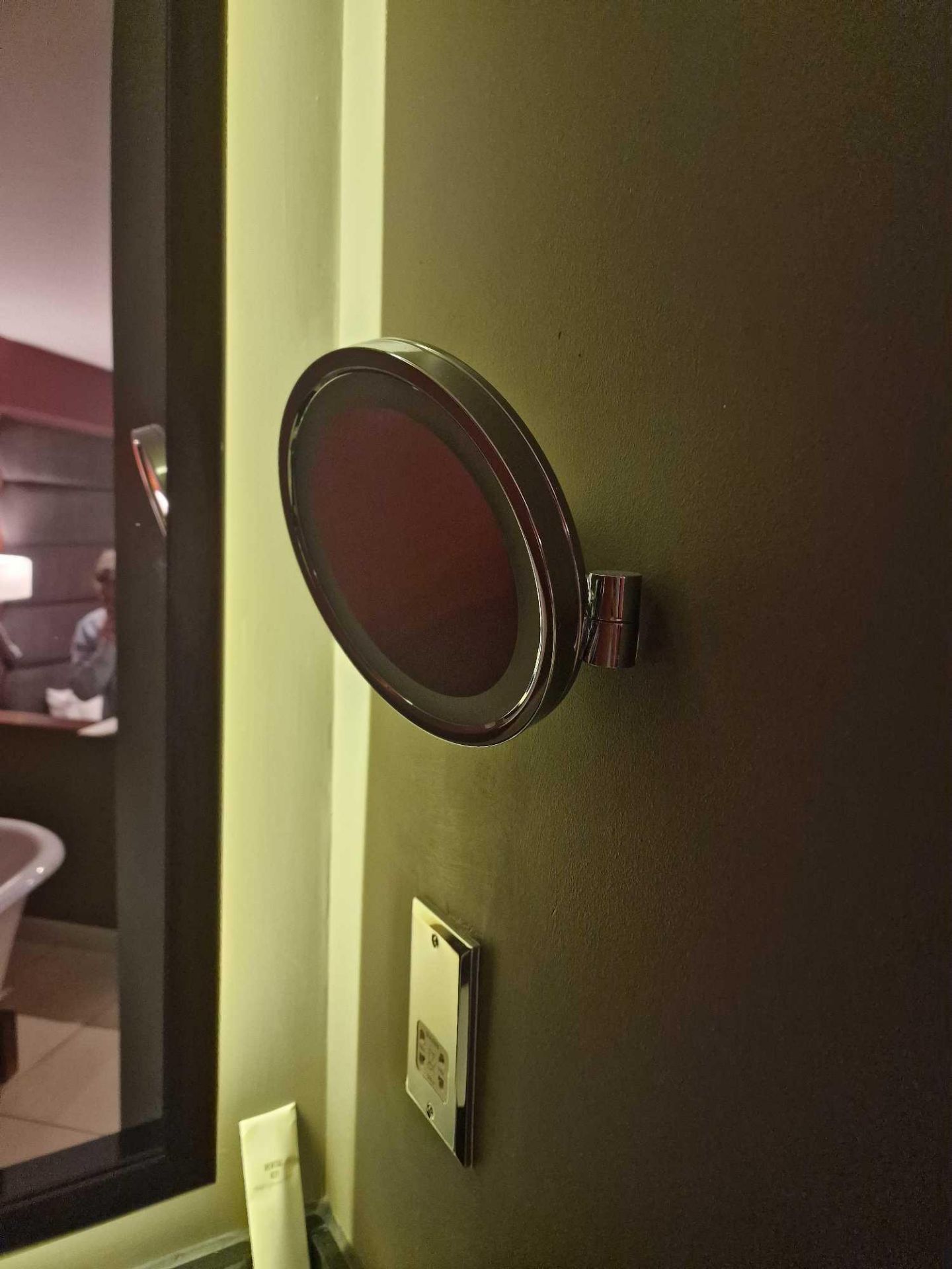 Geesa swivel arm chrome illuminated shaving mirror ( Location : 208)