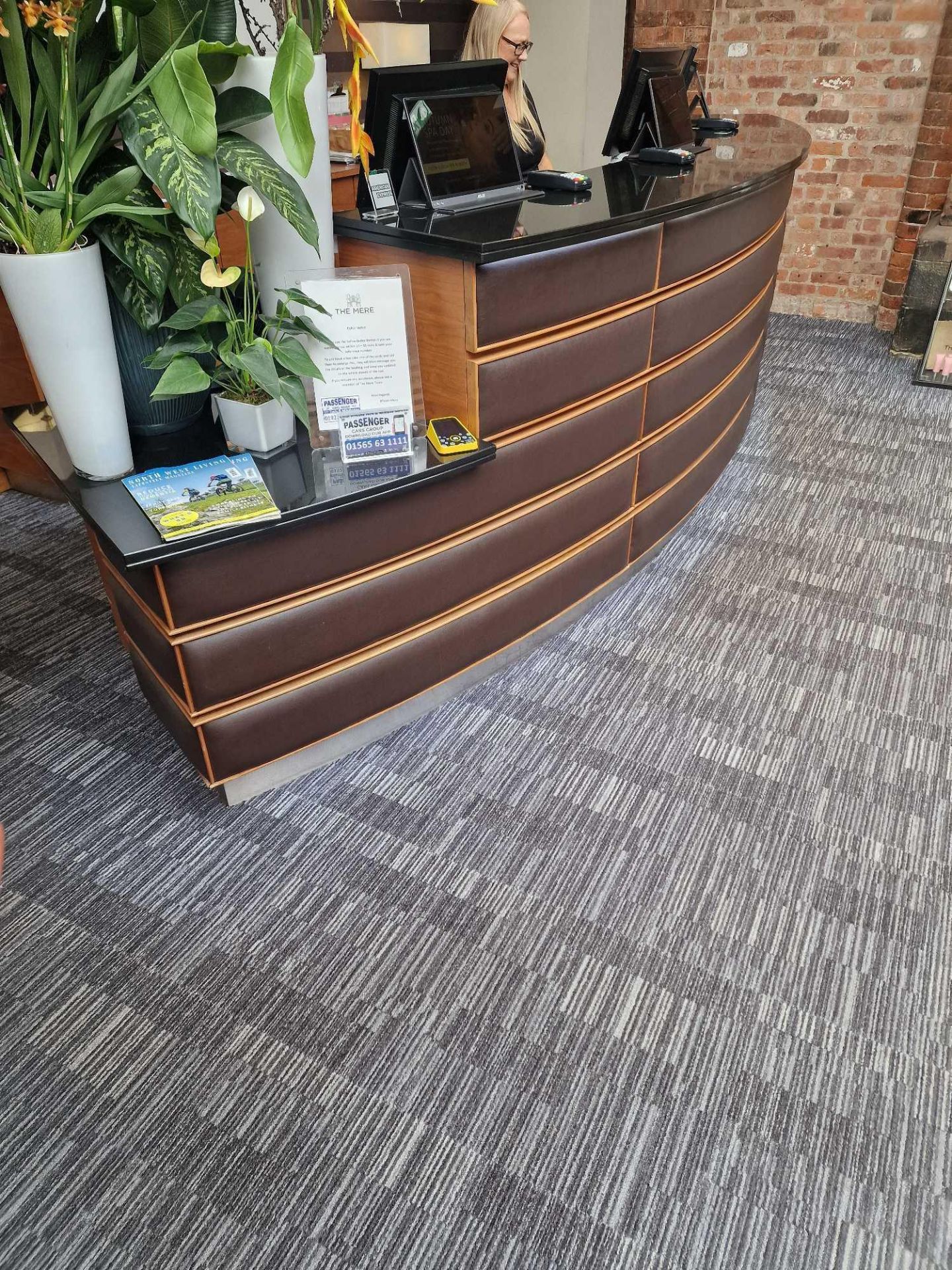 Reception counter curved form wood structure with black stone top 50cm deep with faux leather - Image 6 of 6