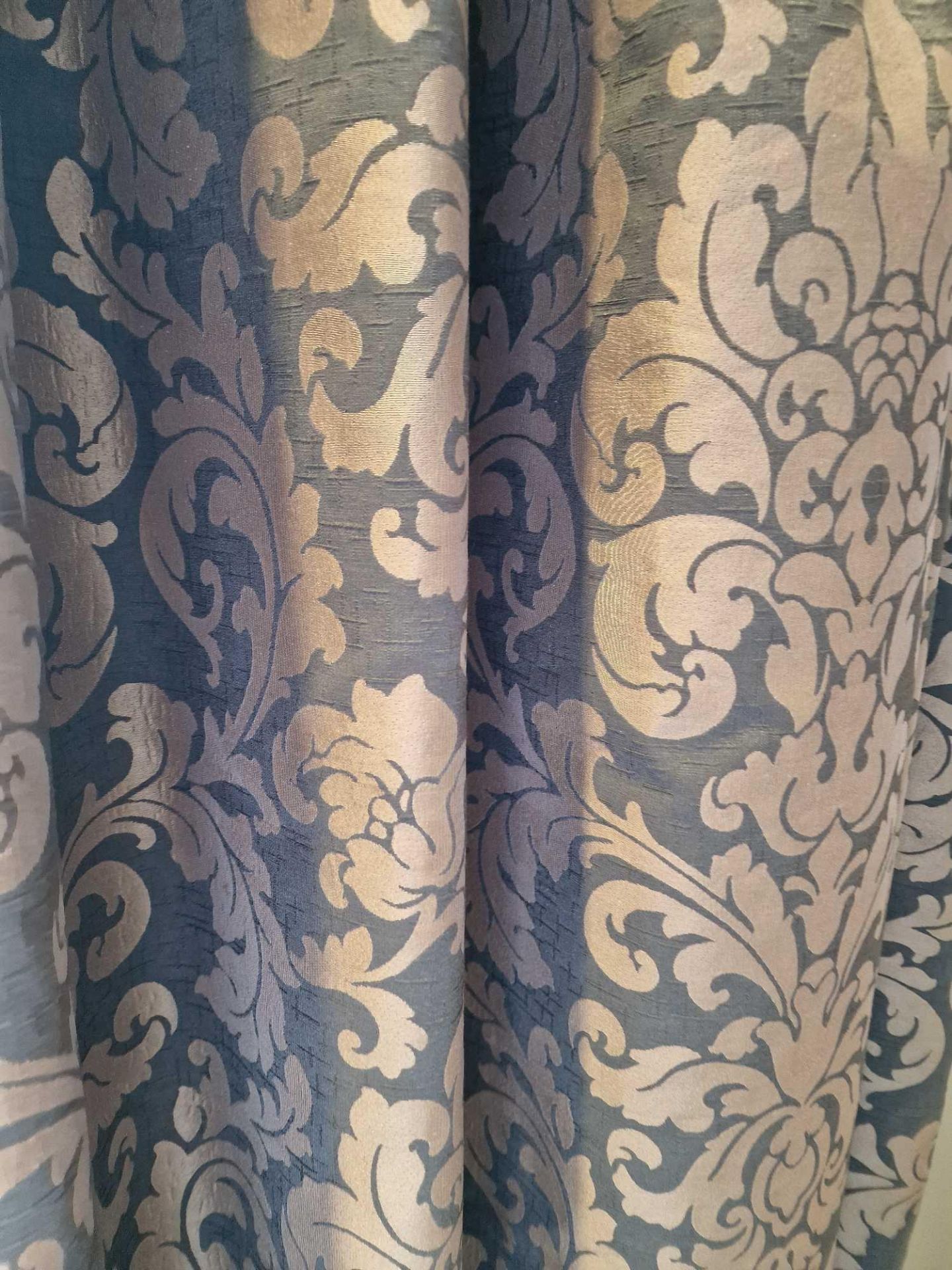 A pair of drapes with pelmet fully lined thermal black out pinch pleat top spans 155 x 235cm ( - Image 2 of 2