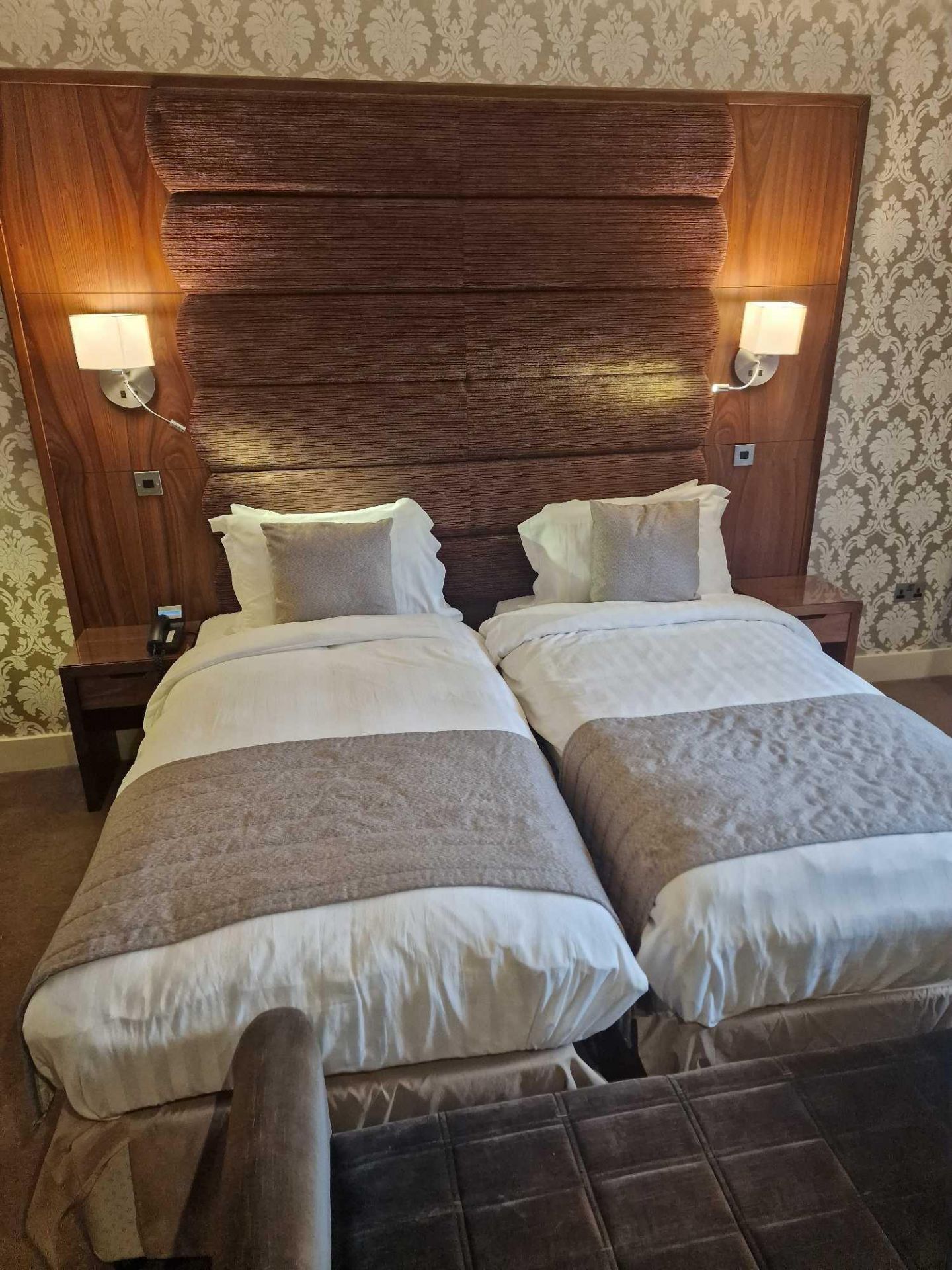 Hypnos Superking 180 x 200cm Zip and Link hotel contract bed comprising of mattress divan base - Bild 2 aus 2