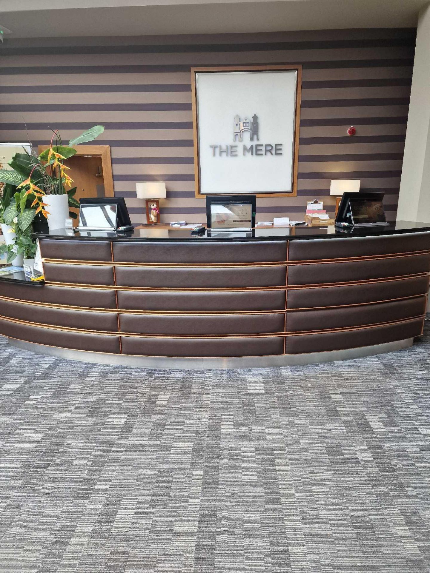 Reception counter curved form wood structure with black stone top 50cm deep with faux leather - Image 2 of 6