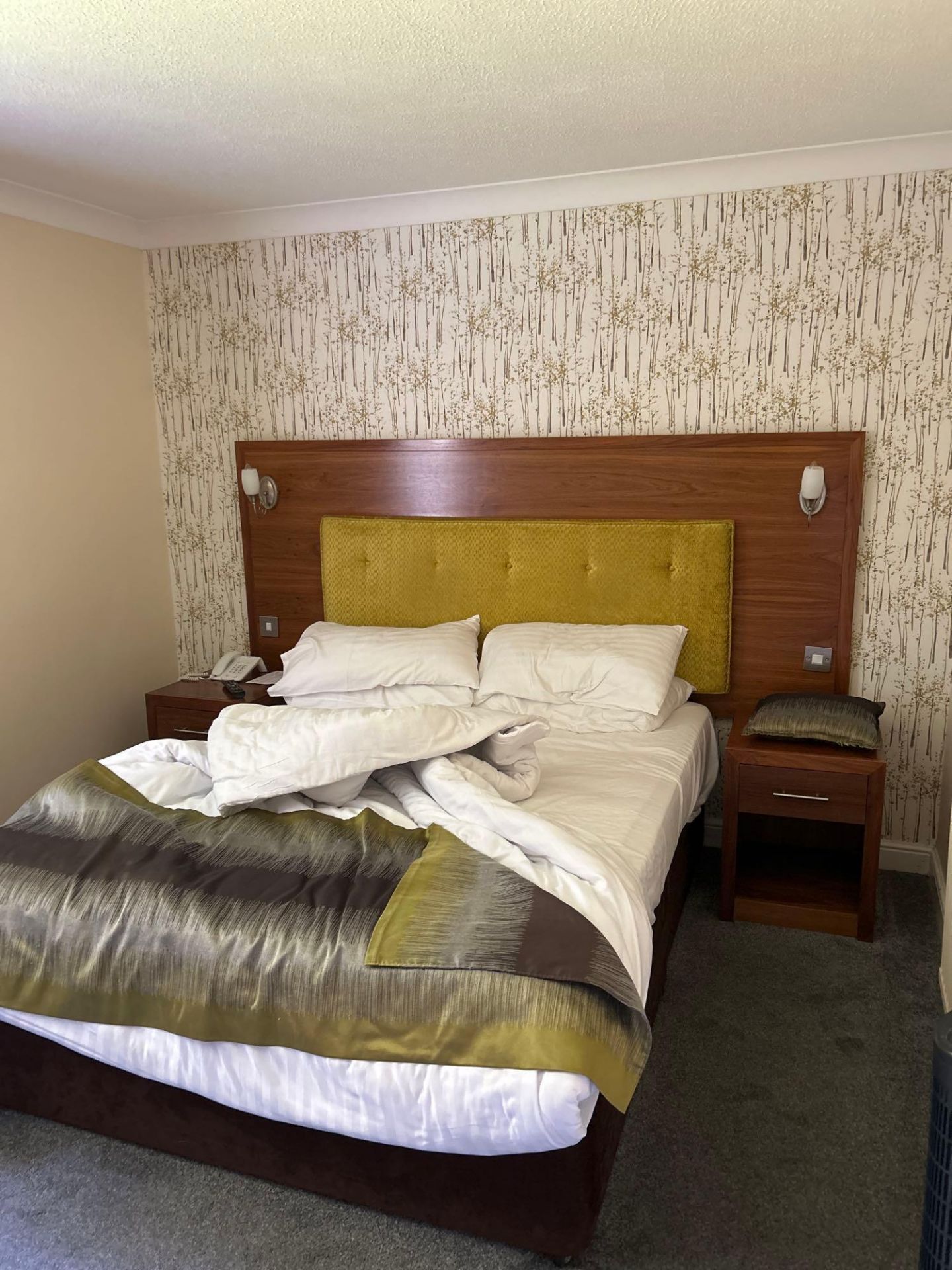 Contents of guest bedroom number 27 at the Brookfield Hotel. Darkwood bedroom desk with 3 drawers - Image 4 of 4