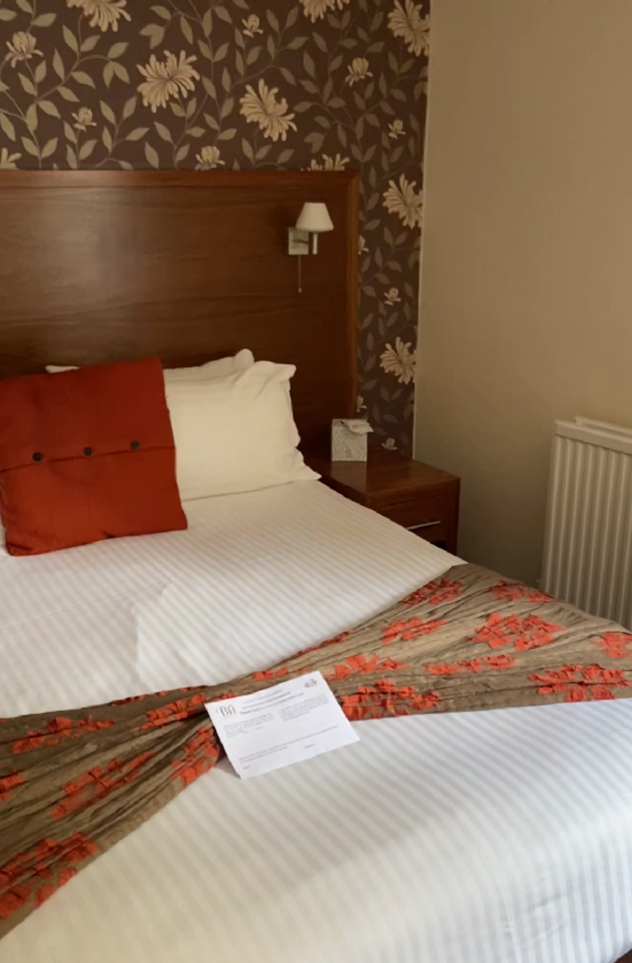 Contents of guest bedroom number 15 at the Brookfield Hotel. Darkwood bedroom desk with 3 drawers - Image 2 of 5