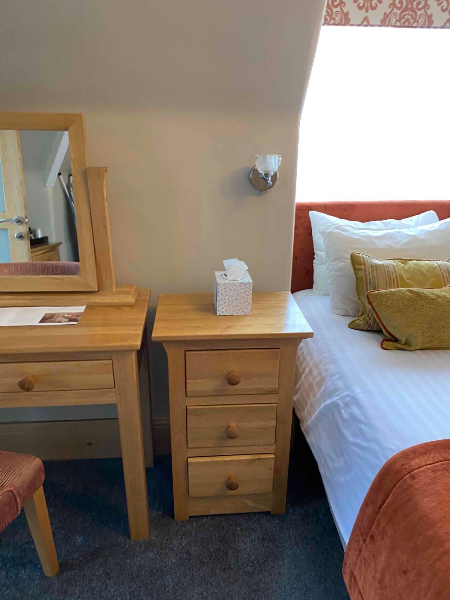 Contents of guest bedroom number 16 at the Brookfield Hotel. Darkwood bedroom desk with 3 drawers - Image 4 of 9