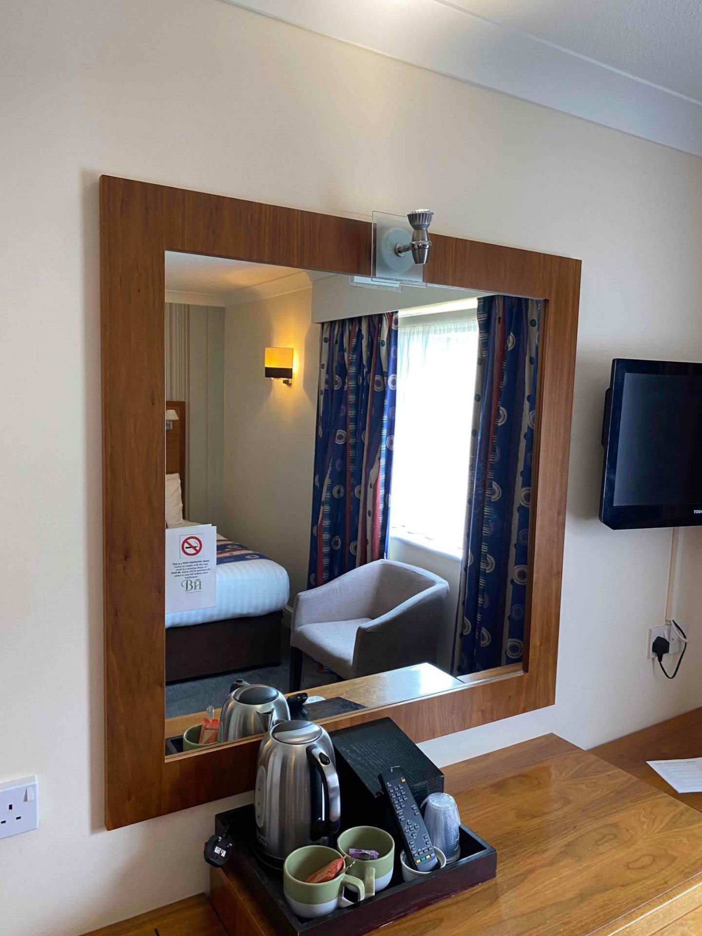 Contents of guest bedroom number 28 at the Brookfield Hotel. Darkwood bedroom desk with 3 drawers - Image 9 of 12