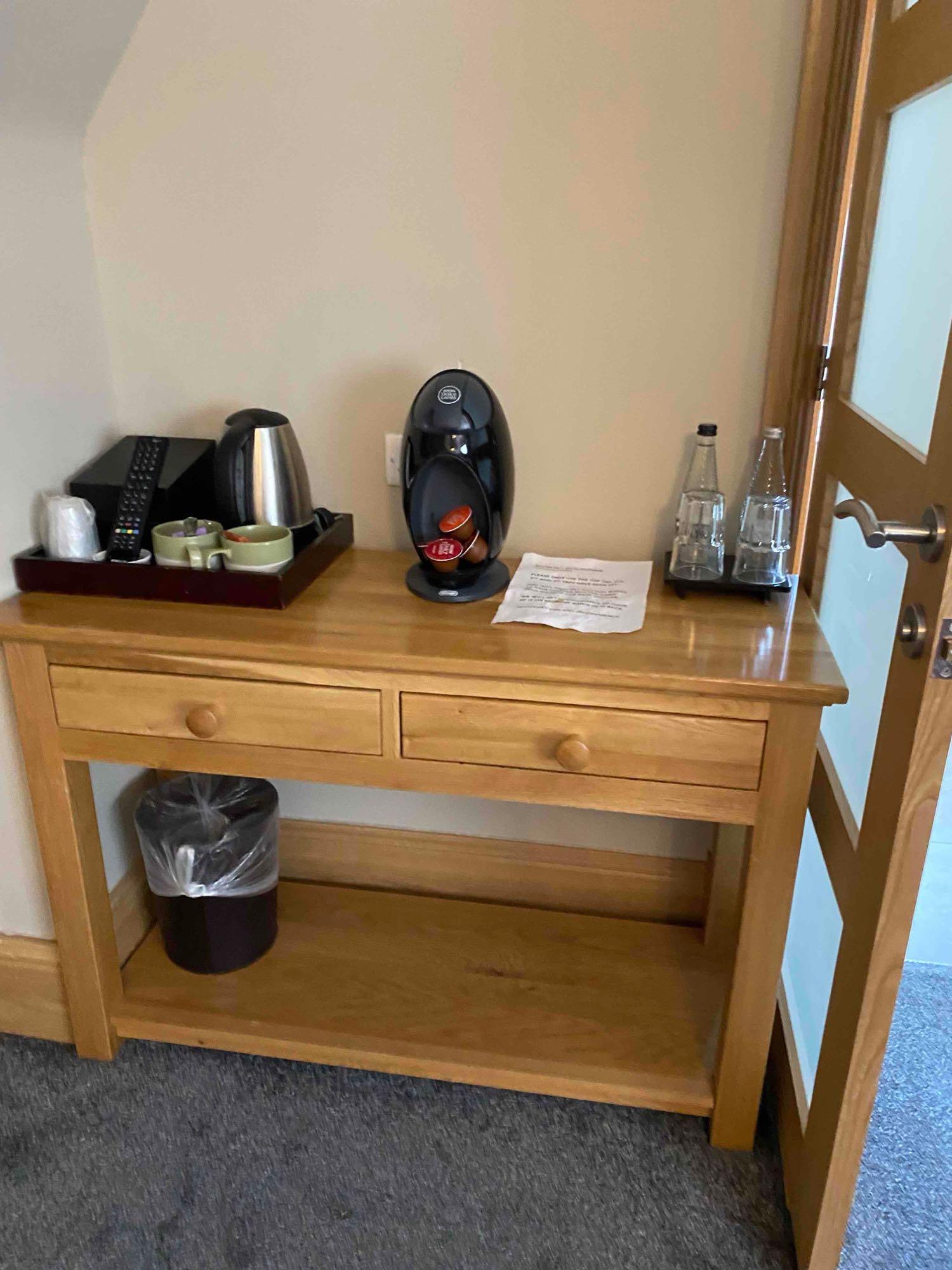 Contents of guest bedroom number 17 at the Brookfield Hotel. Darkwood bedroom desk with 3 drawers - Image 5 of 9