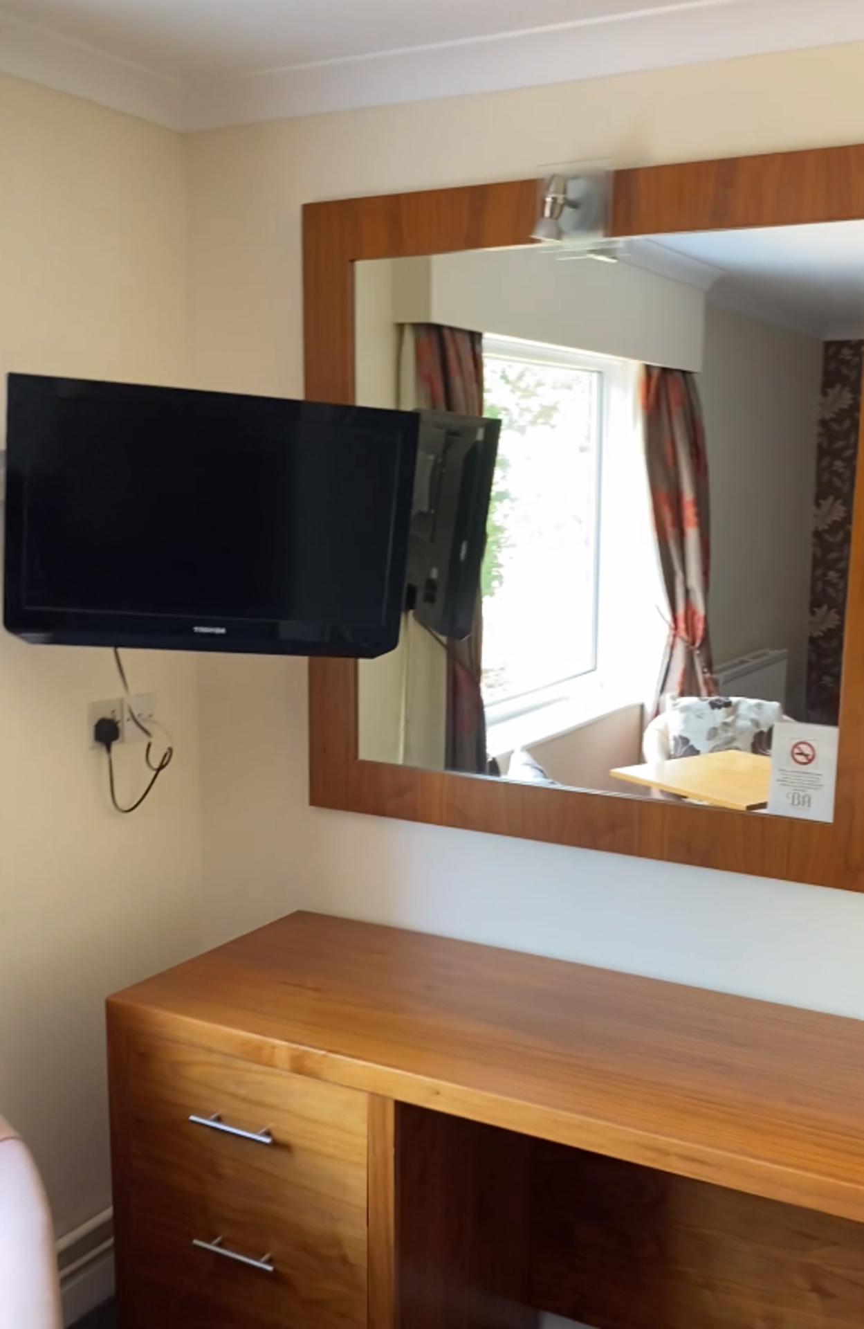 Contents of guest bedroom number 15 at the Brookfield Hotel. Darkwood bedroom desk with 3 drawers - Image 4 of 5