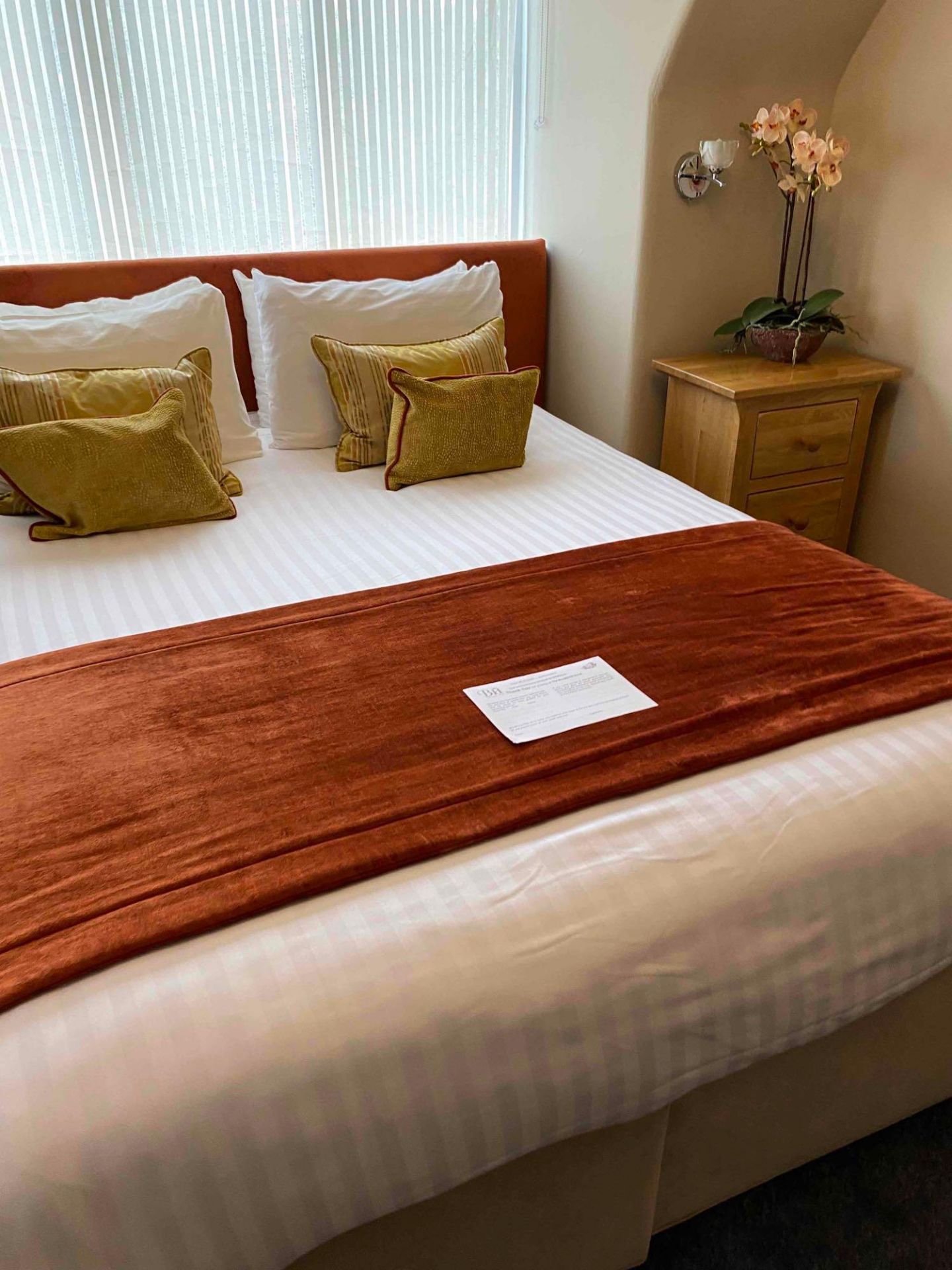 Contents of guest bedroom number 17 at the Brookfield Hotel. Darkwood bedroom desk with 3 drawers - Image 8 of 9