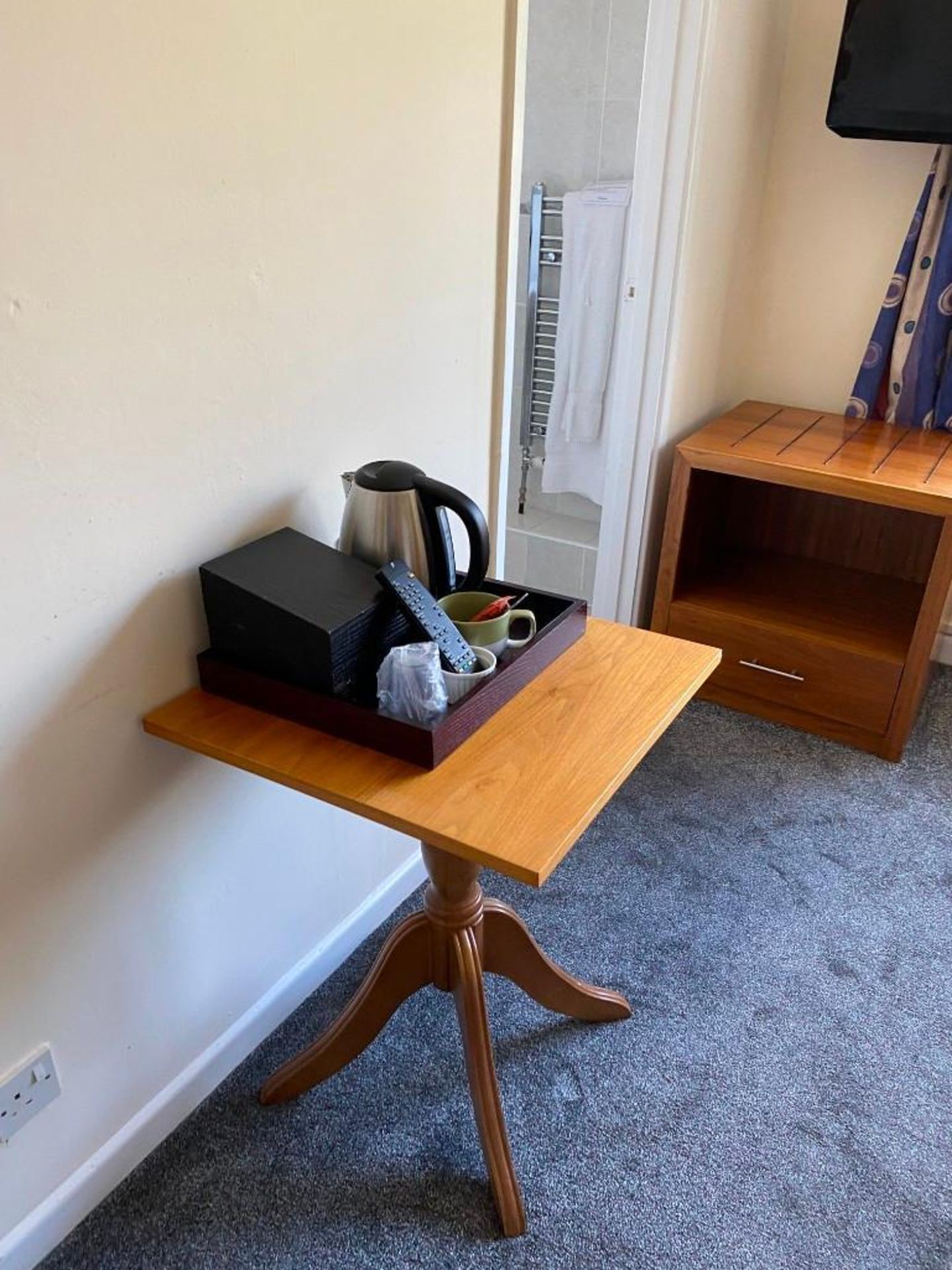 Contents of guest bedroom number 10 at the Brookfield Hotel. Darkwood bedroom desk with 3 drawers - Image 2 of 6