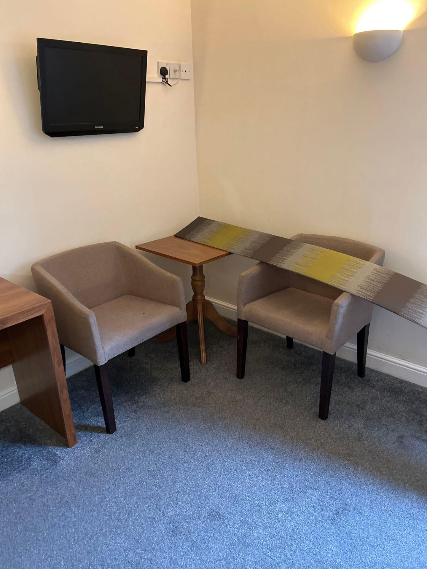 Contents of guest bedroom number 26 at the Brookfield Hotel. Darkwood bedroom desk with 3 drawers - Image 2 of 6