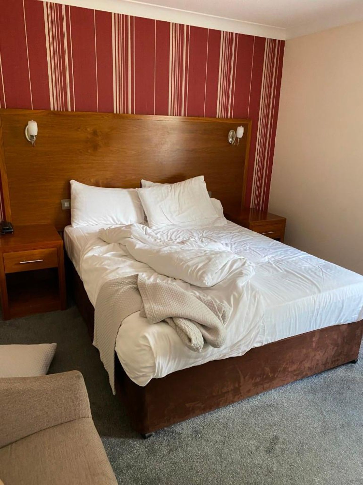 Contents of guest bedroom number 19 at the Brookfield Hotel. Darkwood bedroom desk with 3 drawers - Image 2 of 7