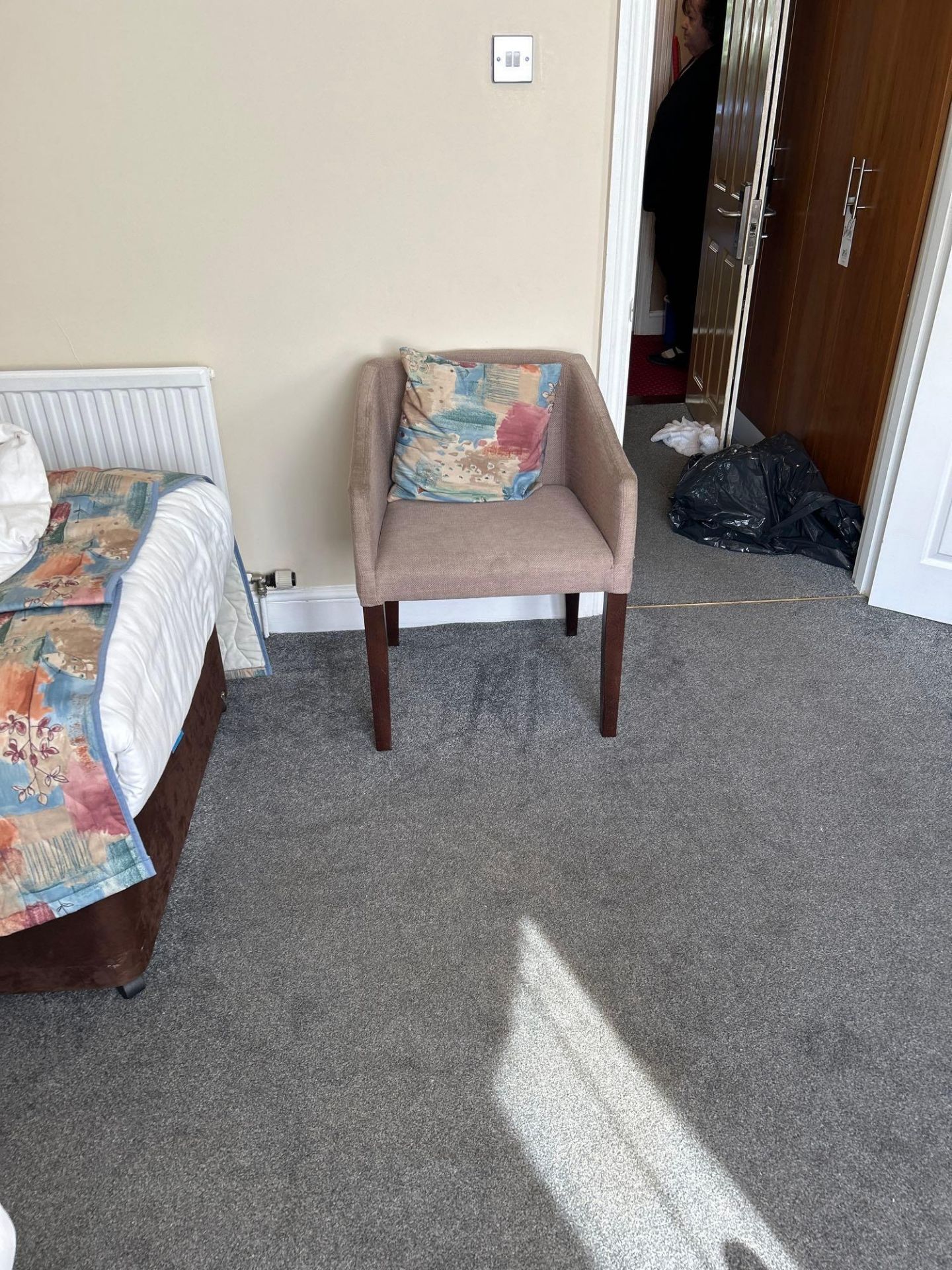 Contents of guest bedroom number 29 at the Brookfield Hotel. Darkwood bedroom desk with 3 drawers - Image 5 of 5