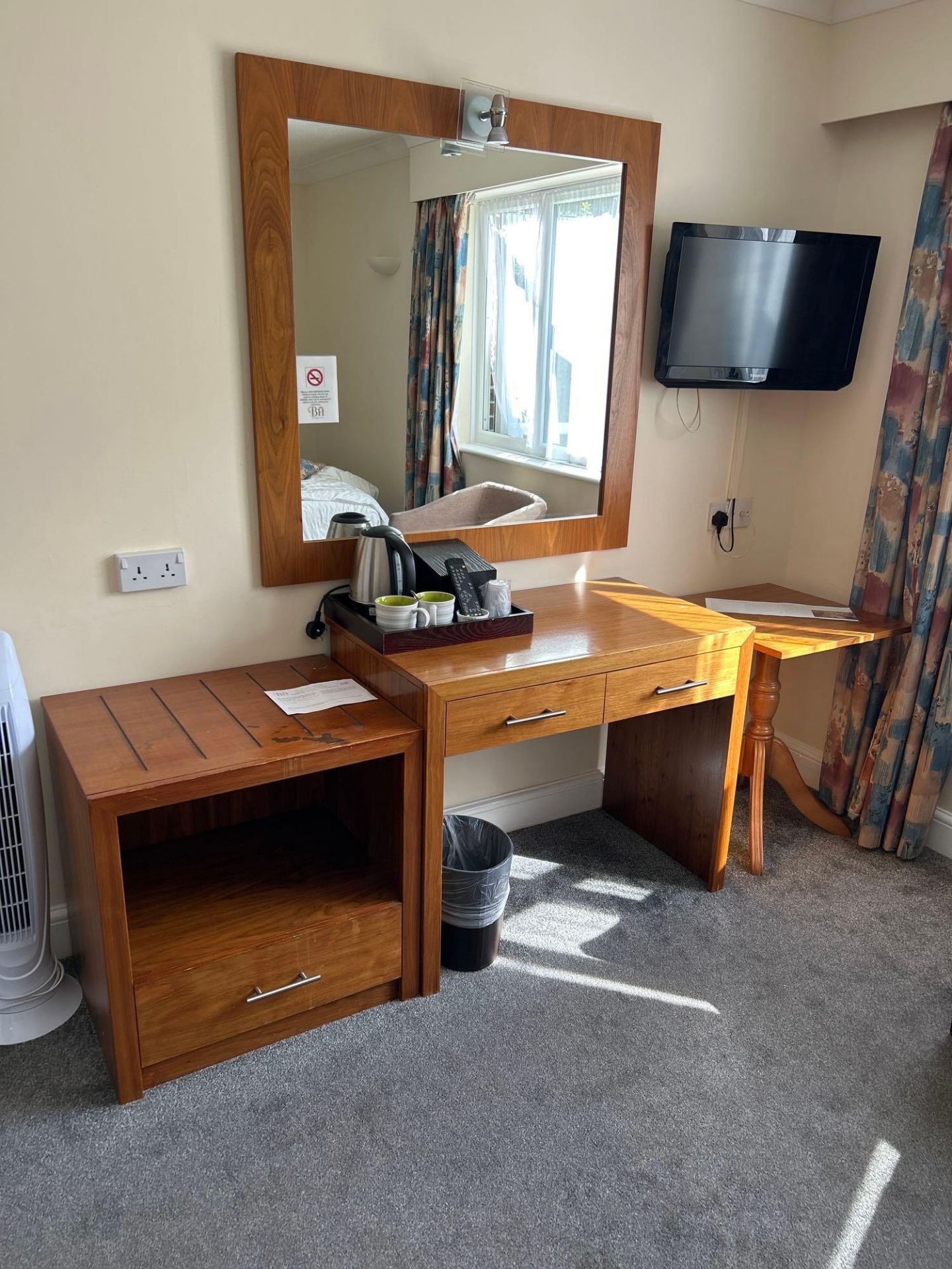 Contents of guest bedroom number 29 at the Brookfield Hotel. Darkwood bedroom desk with 3 drawers - Image 3 of 5