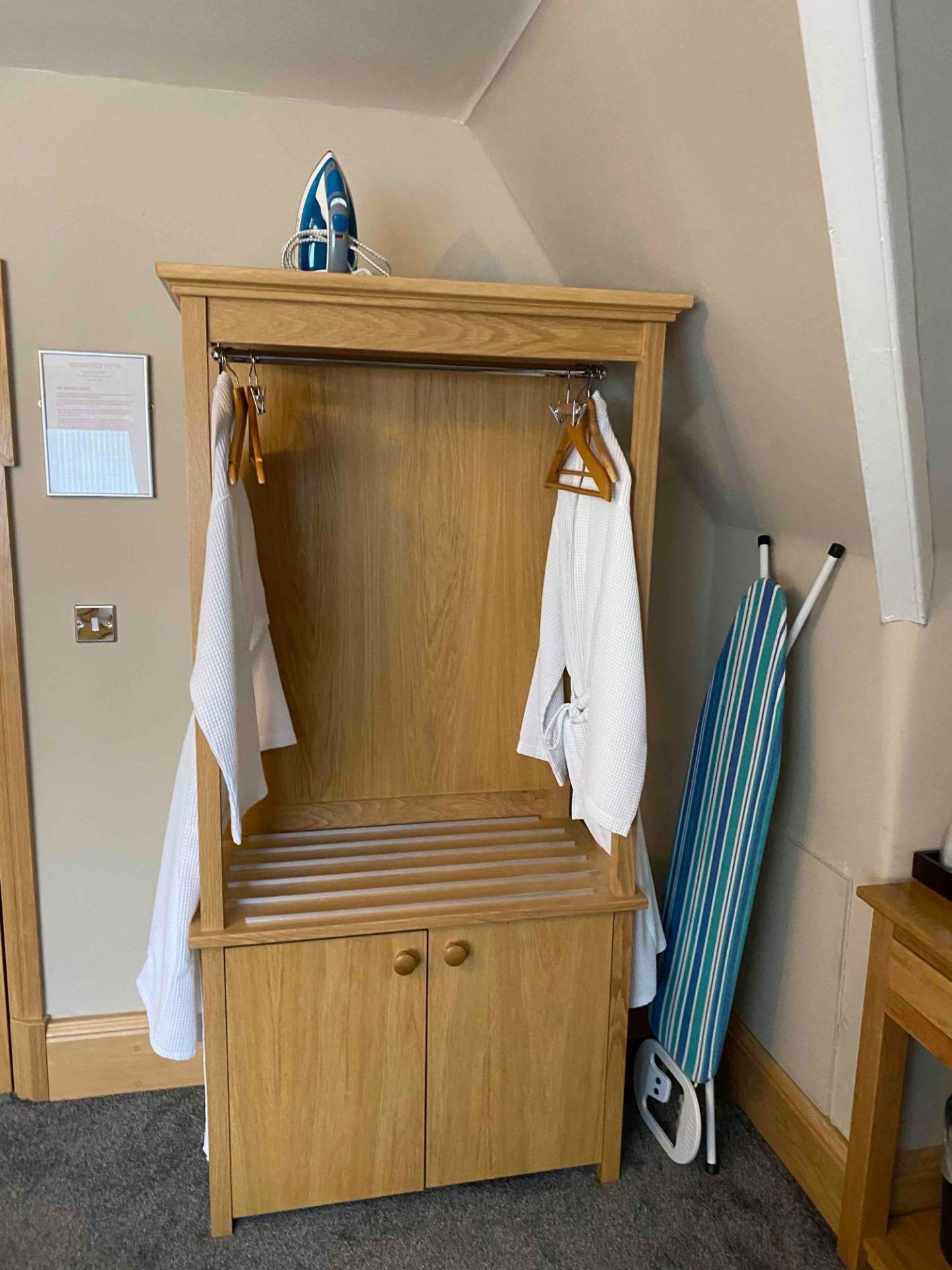 Contents of guest bedroom number 16 at the Brookfield Hotel. Darkwood bedroom desk with 3 drawers - Image 9 of 9