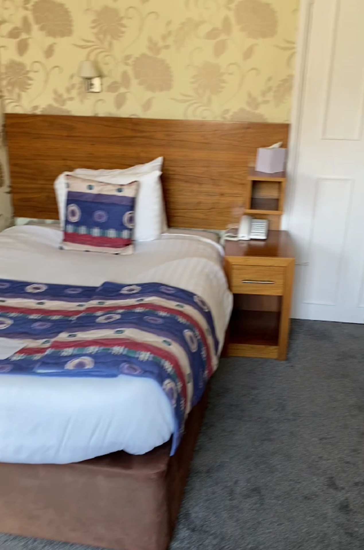 Contents of guest bedroom number 10 at the Brookfield Hotel. Darkwood bedroom desk with 3 drawers - Image 6 of 6