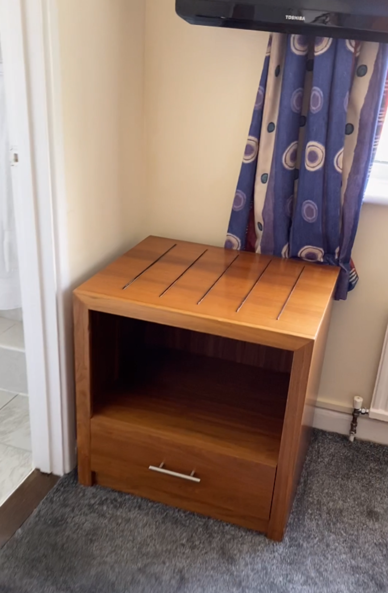 Contents of guest bedroom number 10 at the Brookfield Hotel. Darkwood bedroom desk with 3 drawers - Image 4 of 6