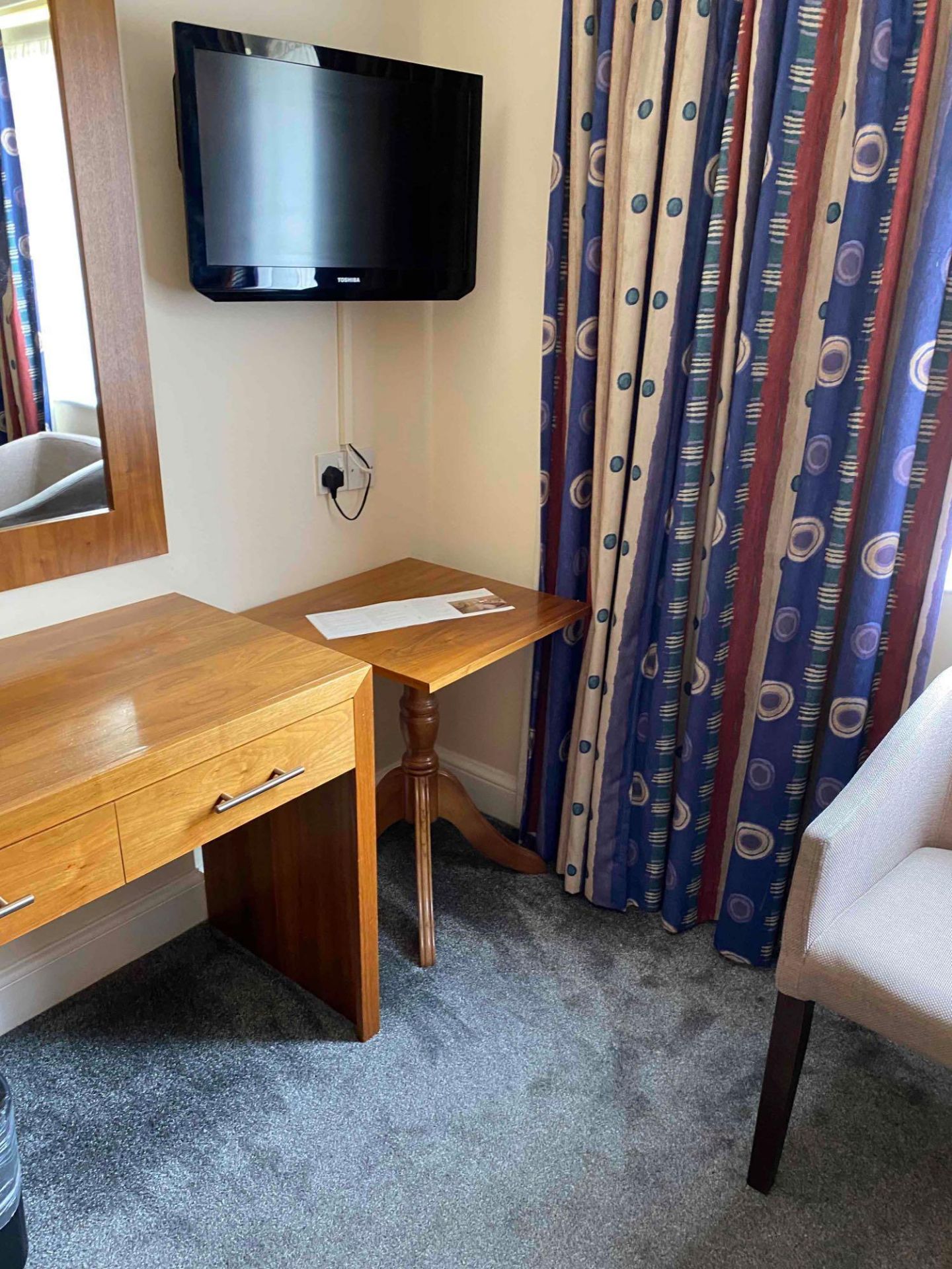 Contents of guest bedroom number 28 at the Brookfield Hotel. Darkwood bedroom desk with 3 drawers - Image 8 of 12