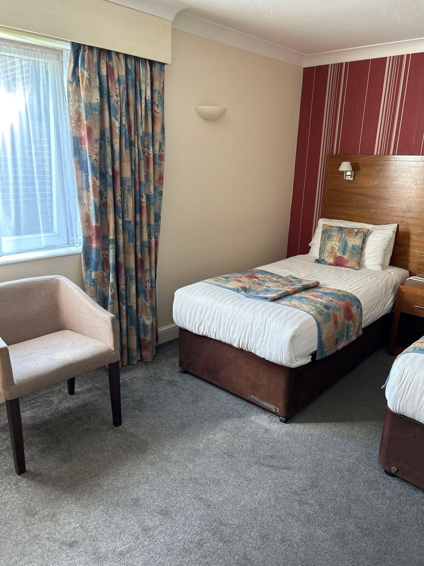 Contents of guest bedroom number 30 at the Brookfield Hotel. Darkwood bedroom desk with 3 drawers - Image 2 of 3