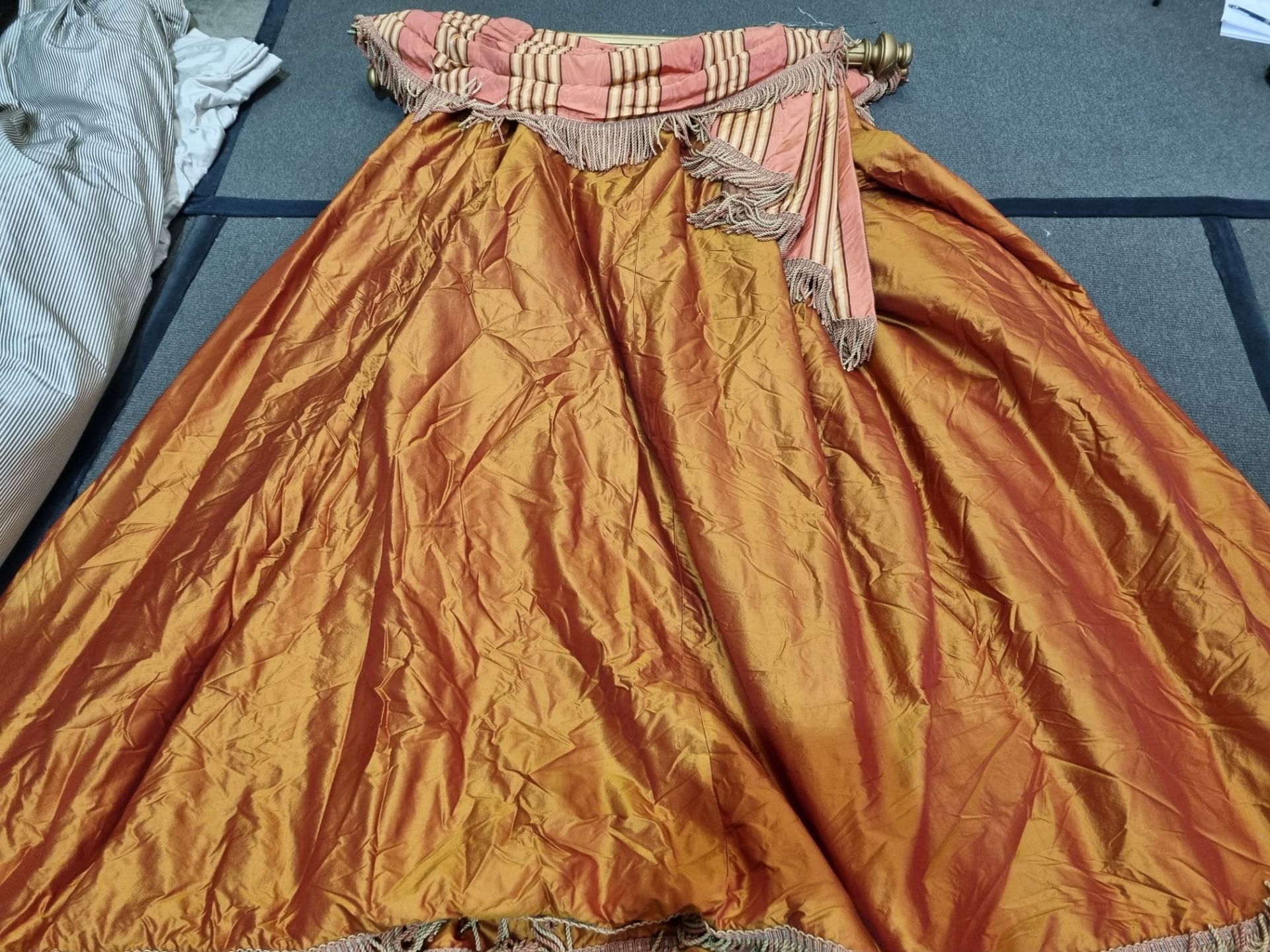 A Pair Of Red Drapes With Pinstripe Swags And Pole A/F 194 x 196cm (Dorch 30) - Image 2 of 5