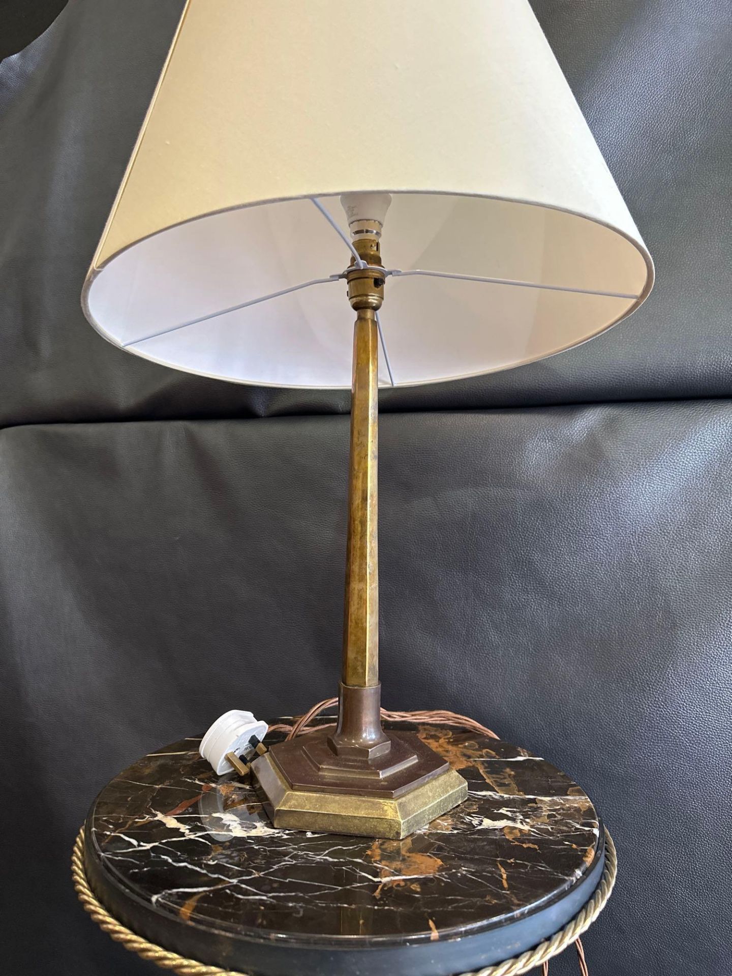 A Antiqued Brass Table Lamp With Shade On Octagonal Shaped Base 60cm - Bild 2 aus 3