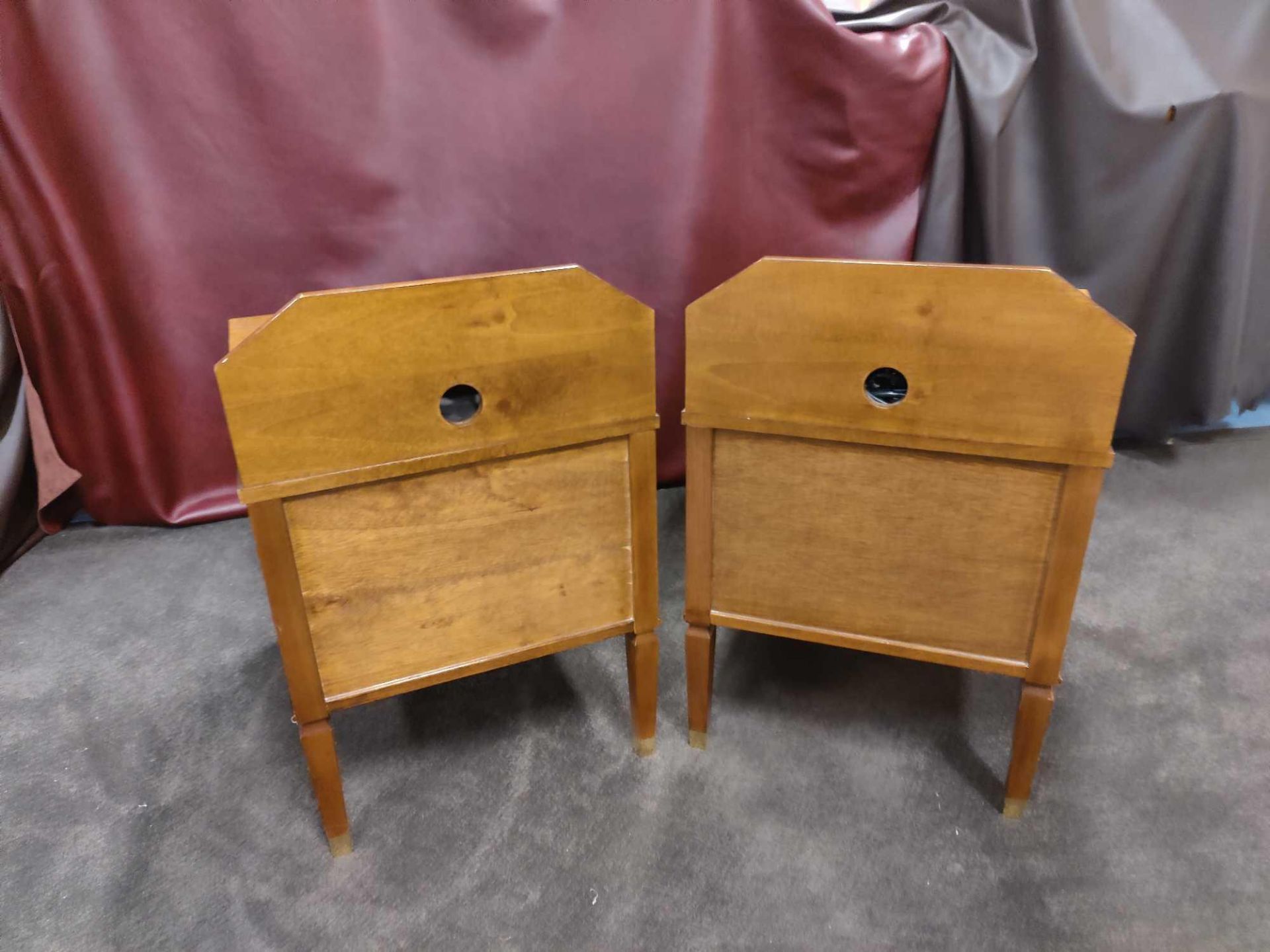 A Pair Of Two Tier Bedside Nightstands With Plate Top With Storage Compartments Mounted On Tapered - Bild 3 aus 3