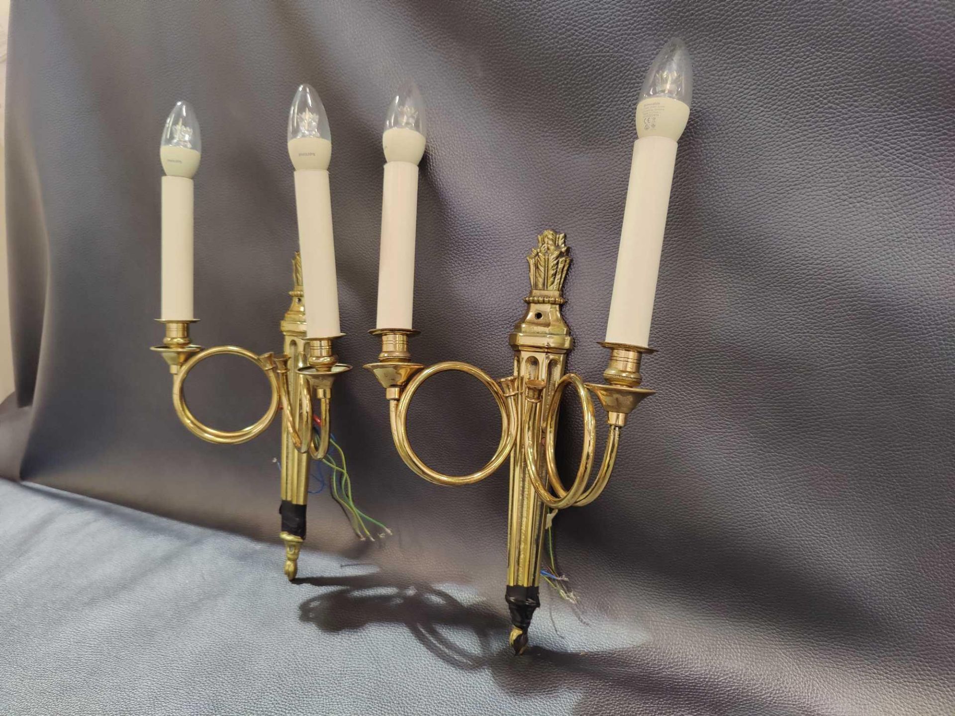 A Pair Of Dore Bronze Dore Twin Arm Wall Sconces, The Scrolling Arms With Trumpet Bobeche Drip - Bild 2 aus 3