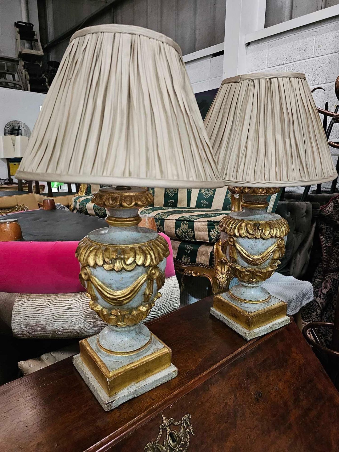 A Pair Of French Styled Carved Wood & Painted Table Lamps C1960's With Shades 62cm Tall - Bild 2 aus 5