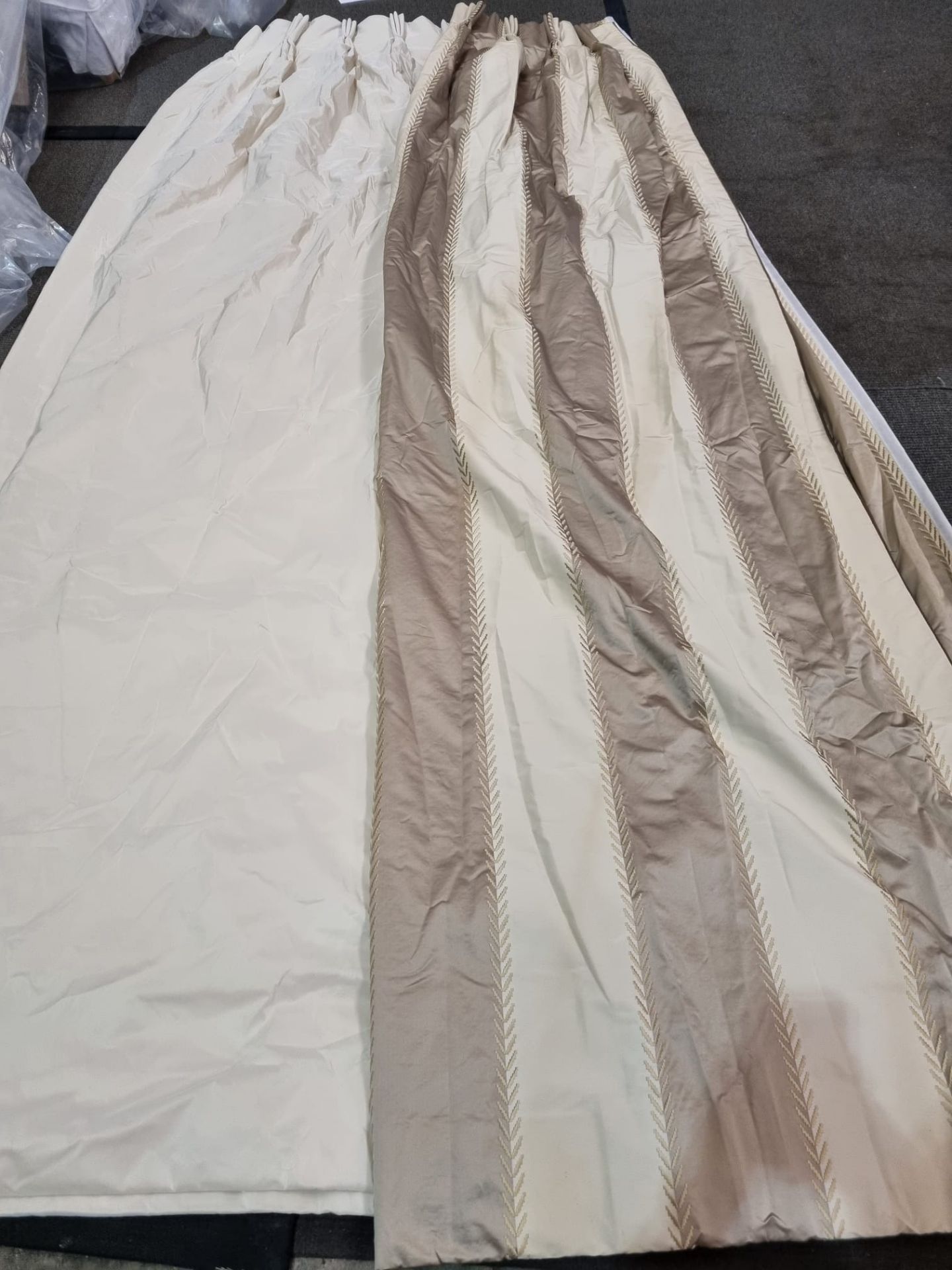 A Pair Of Cream Silk Drapes With Patterned Brown Jabots Striped Edge Trim 260 x 270cm (Dorch 43) - Image 4 of 4