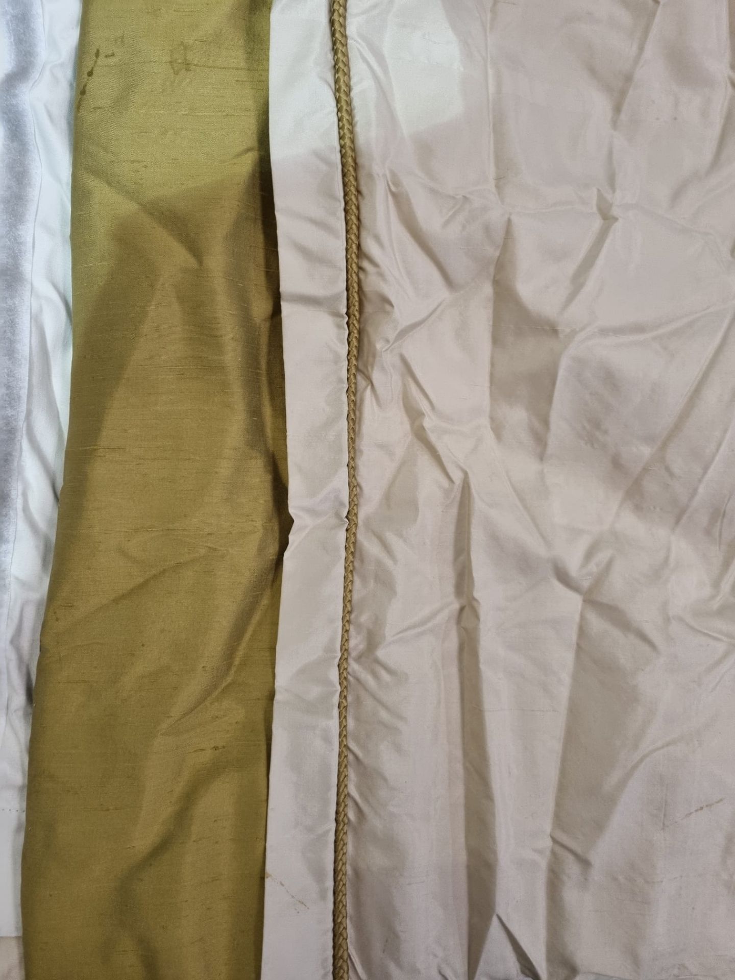 A Pair Of Silk Drapes With Green Stripe Gold Piping 288 x 250cm (Dorch 39) - Image 3 of 4