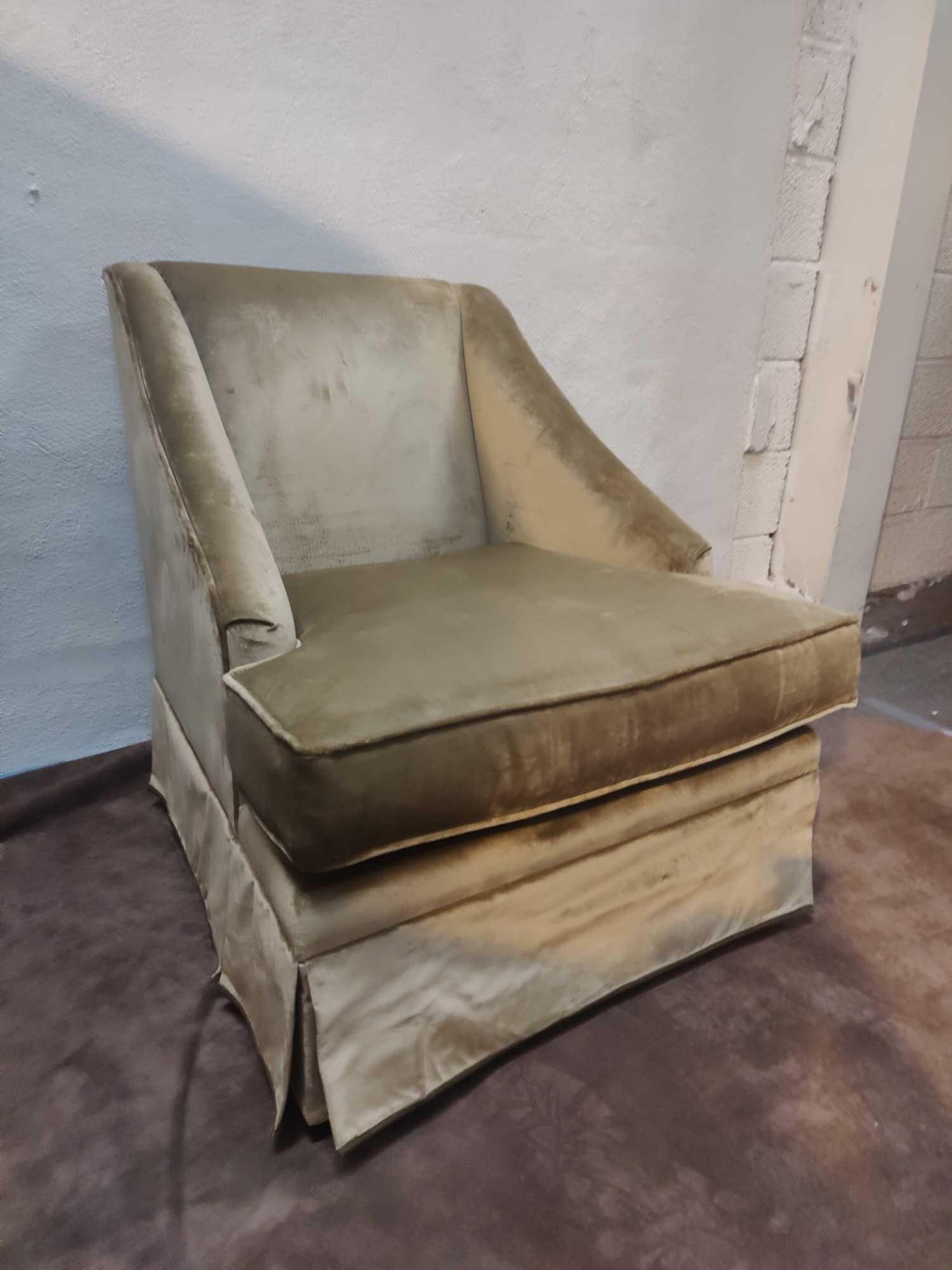 A Dudgeon British Handmade Furniture London Egerton Armchair Sloping Arms Upholstered In Gold With - Bild 2 aus 4