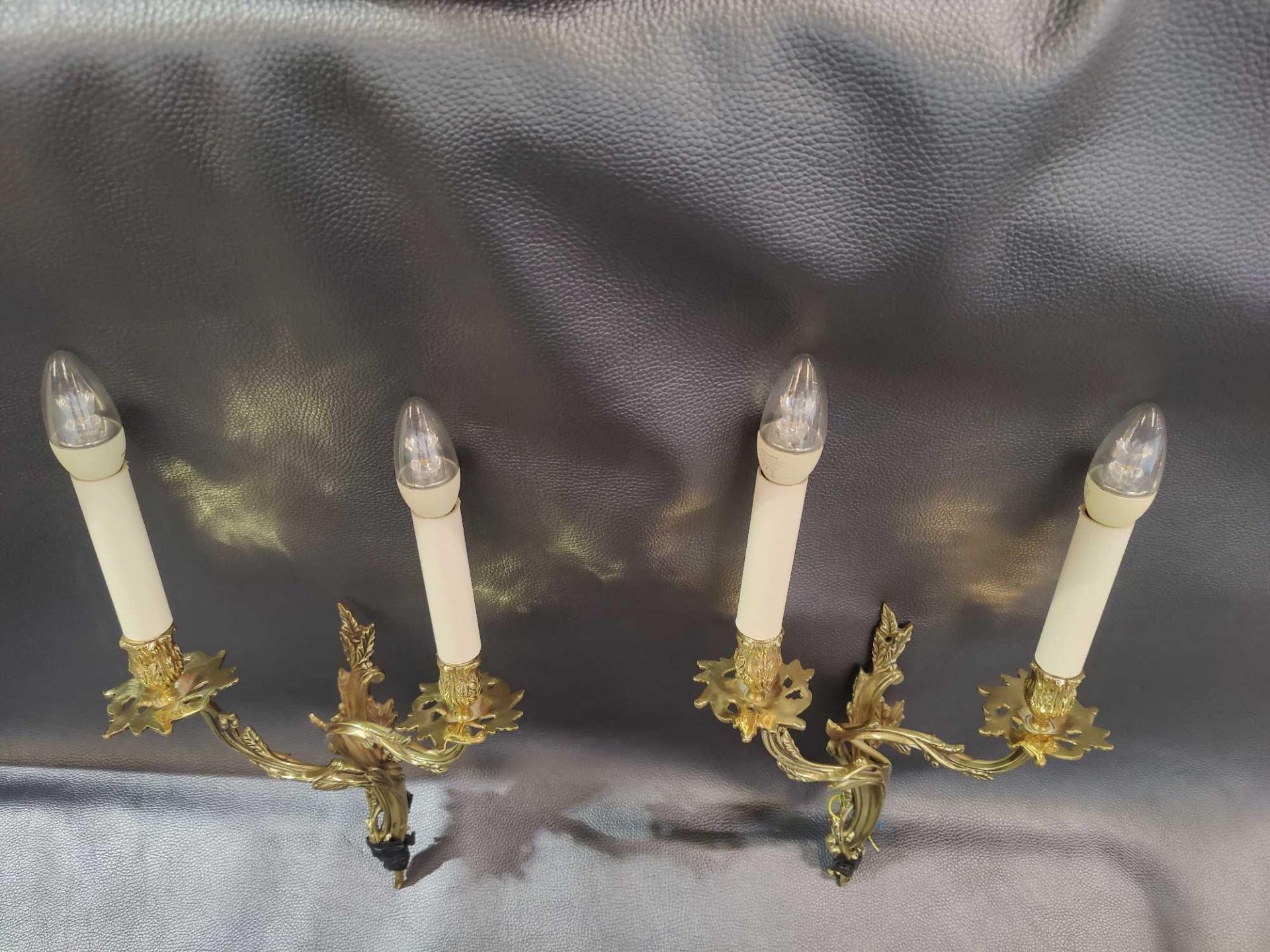 A Pair Of Rococo Style Wall Appliques In Gilt Bronze With Two Candles Agrafe Decor On Which Are - Image 3 of 3