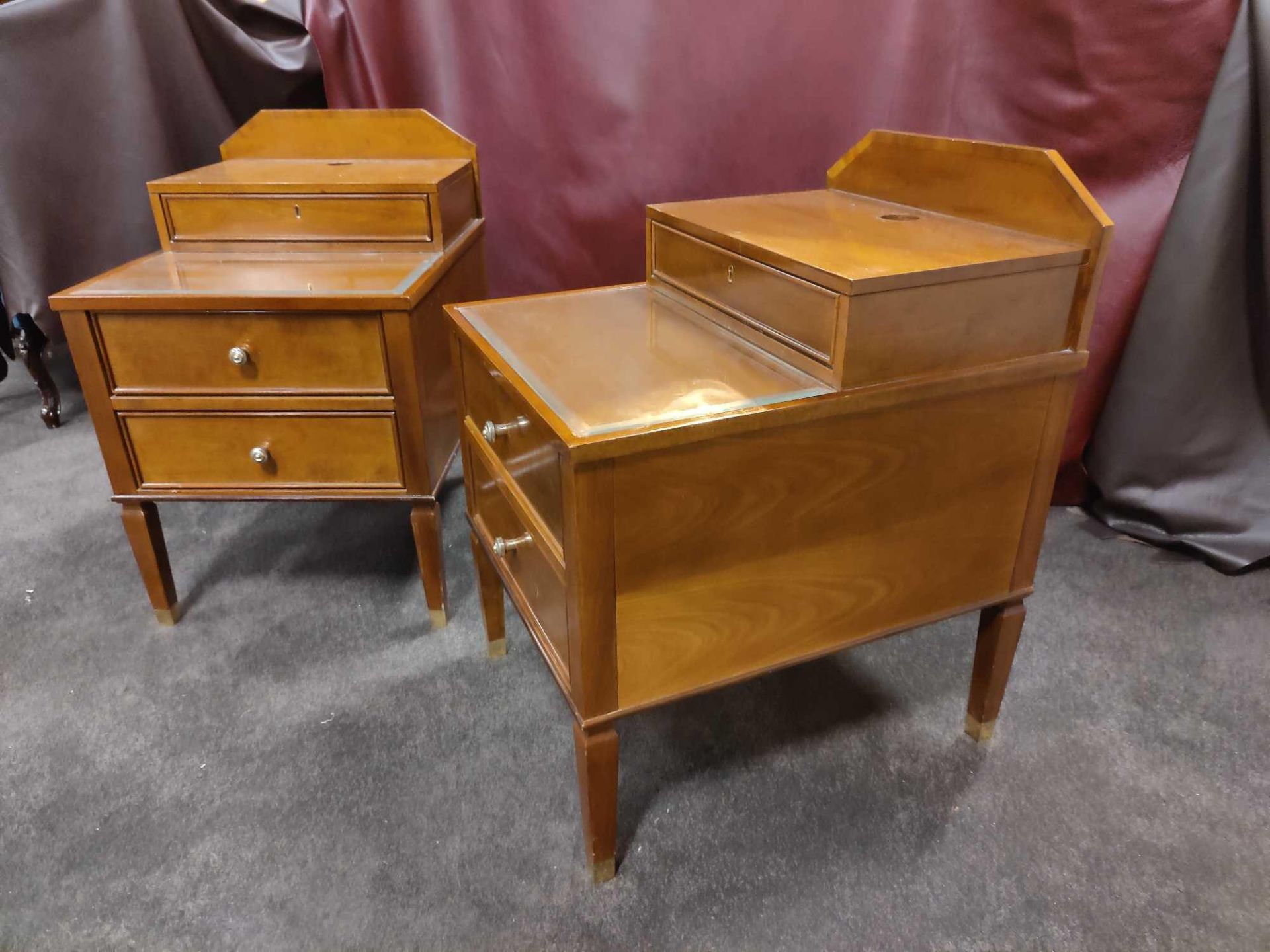 A Pair Of Two Tier Bedside Nightstands With Plate Top With Storage Compartments Mounted On Tapered - Bild 2 aus 3